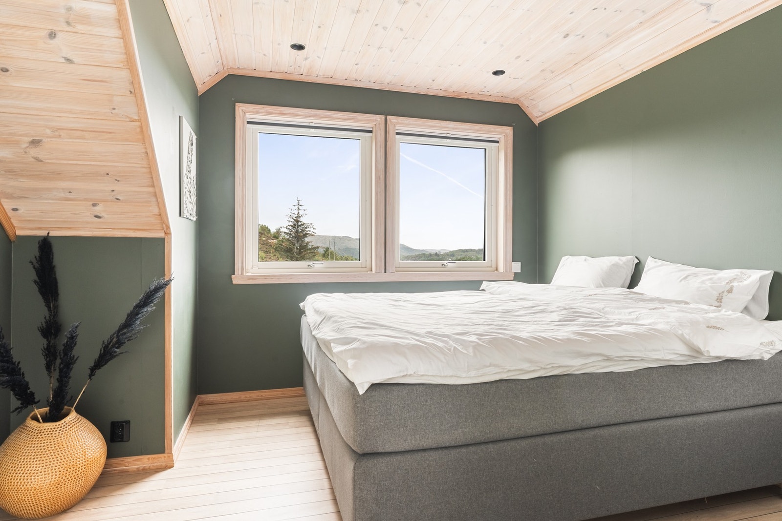 I denne etasjen finner vi de tre andre soverommene som måles til ca. 8, 9 og 10 kvm. Galleribilde