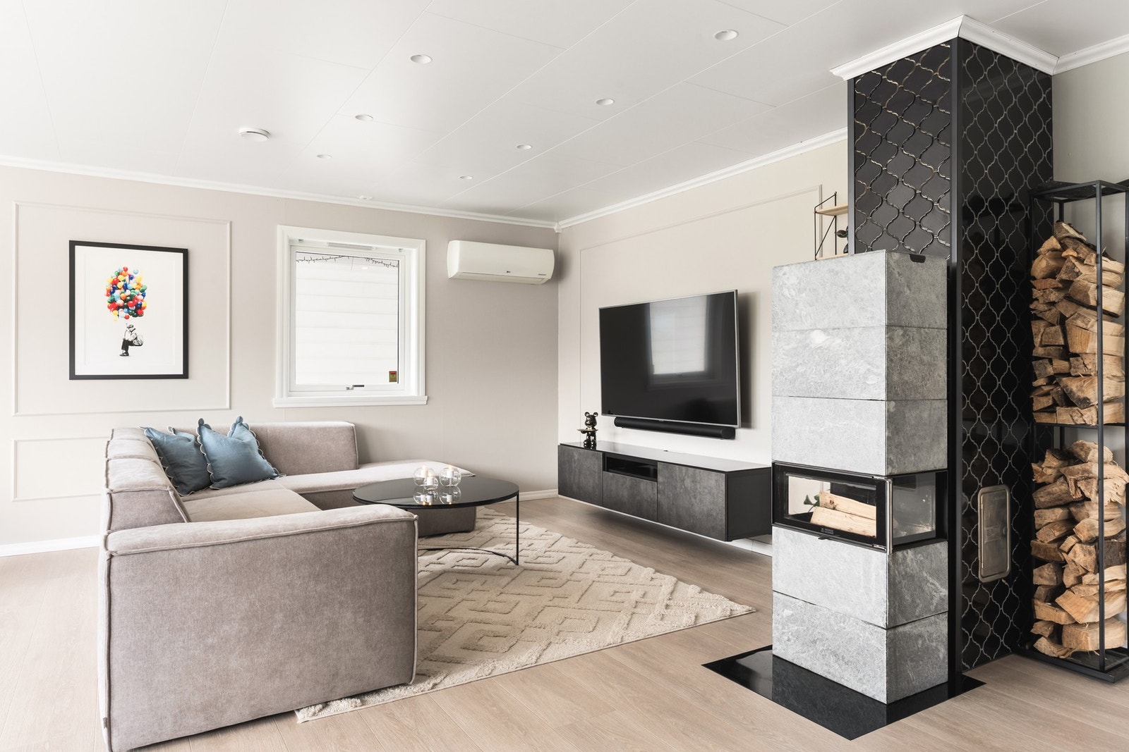 Vi beveger oss inn i stuen som måles til ca. 21 kvm. Galleribilde