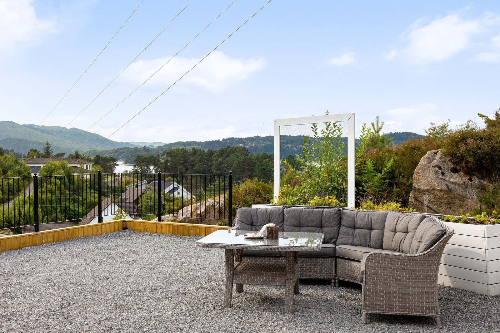 Her er det gode solforhold og flott utsikt mot Vestrepollen, så her kan fine dager nytes! Galleribilde