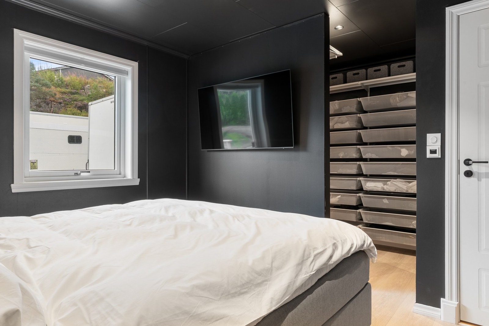 Det er også tilknytning til en egen walk-in-garderobe på ca. 5 kvm. med god plass til innredning. Galleribilde