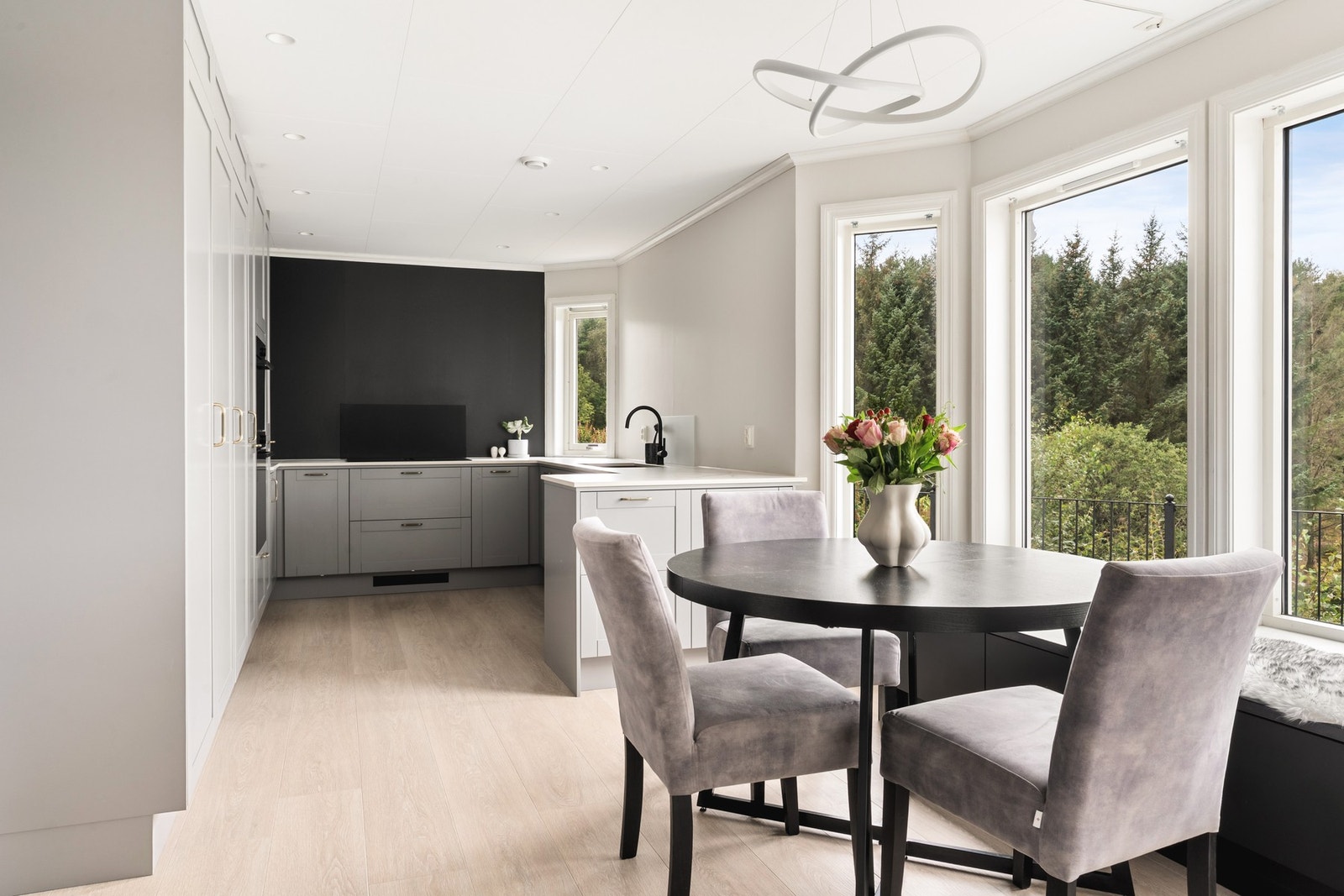 Kjøkkenet er pusset opp i 2024 og har en innredning av profilerte fronter steinbenkeplate, vask i kompositt og integrerte hvitevarer av høy kvalitet. Galleribilde