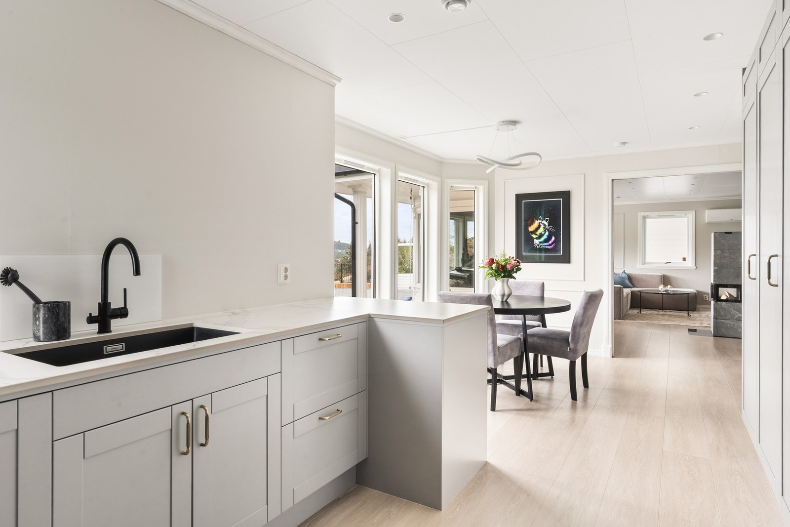 Kjøkkenet på ca. 22 kvm og har god plass til spisebord ved karnappen. Galleribilde