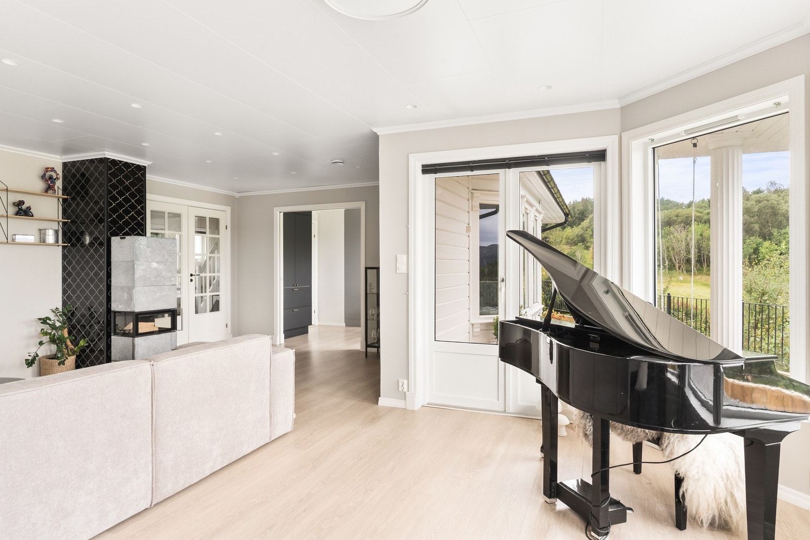 Her er det peis og varmepumpe som varmer god på kaldere dager. Galleribilde