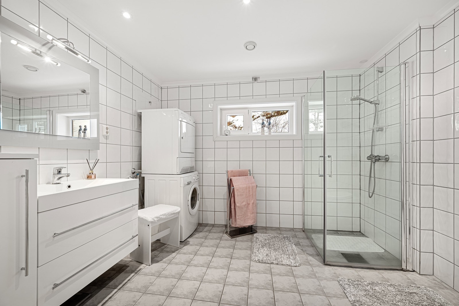 Romslig bad/vaskerom Galleribilde