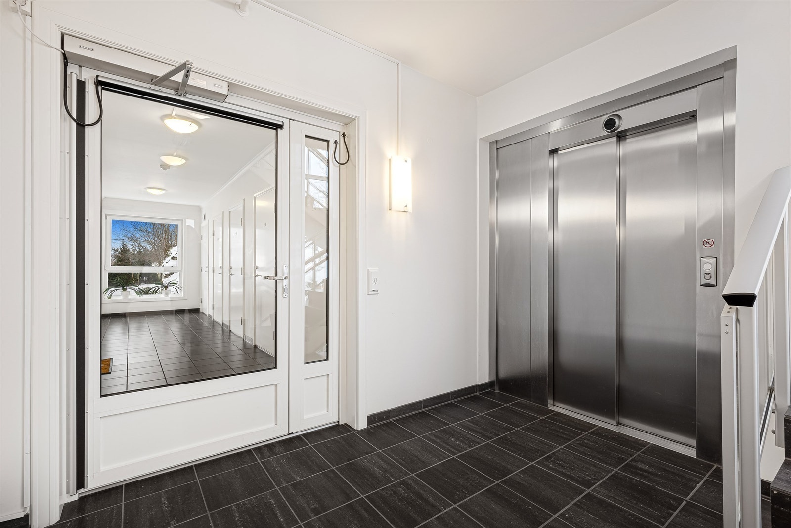Heis fra garasje og opp til leiligheten Galleribilde