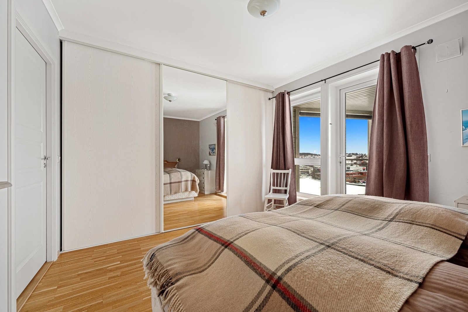 Godt med garderobe og tilgang til egen balkong Galleribilde