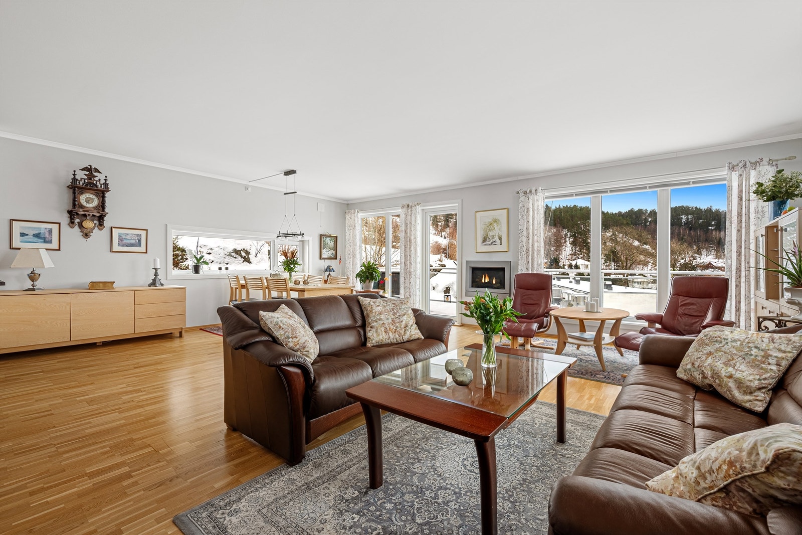 Store vindusflater som slipper inn mye naturlig lys Galleribilde