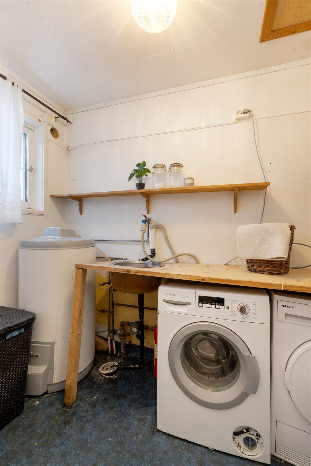 Enkelt vaskerom like ved entreen. Galleribilde