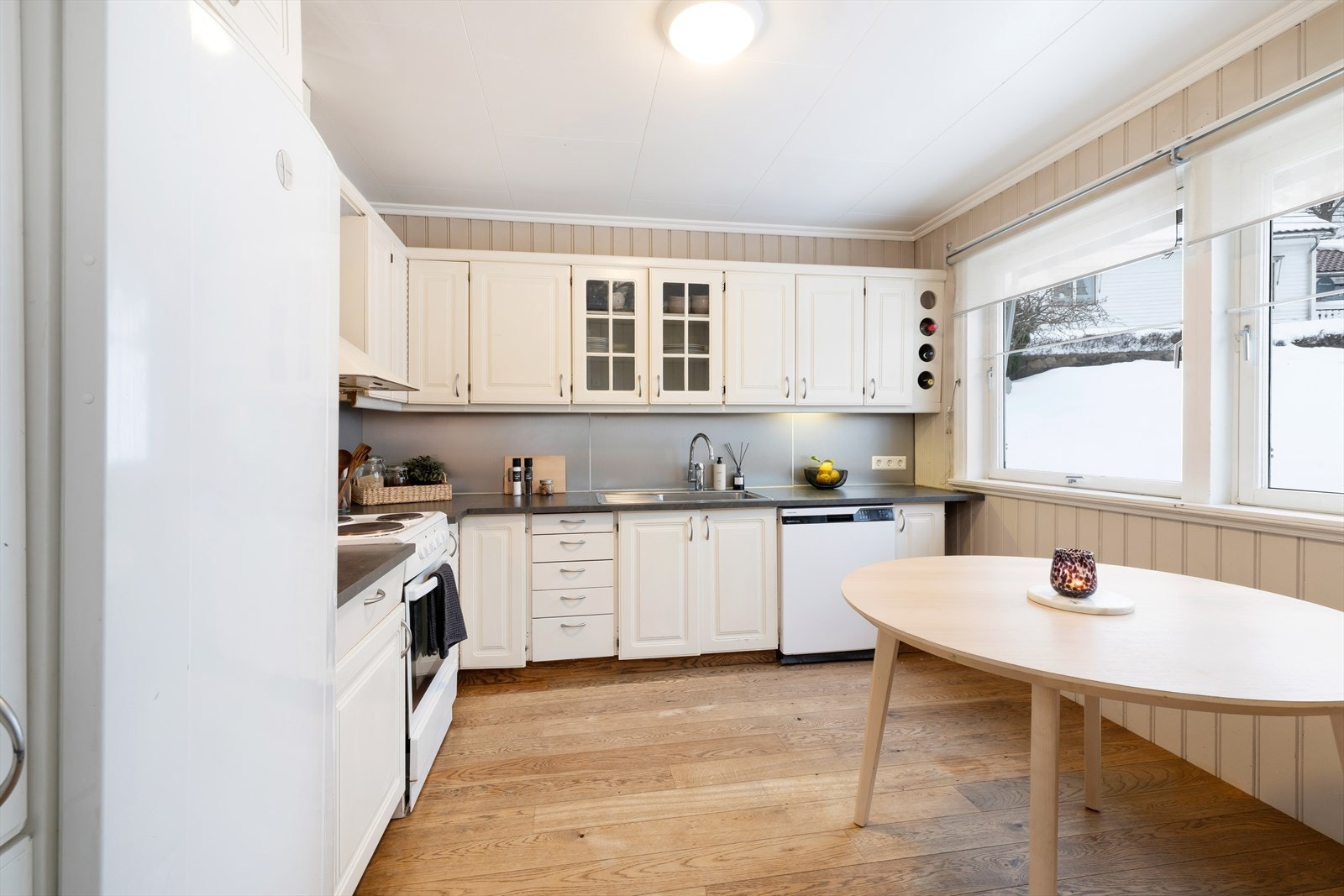 Plass til et lite spisebord på kjøkkenet. Galleribilde