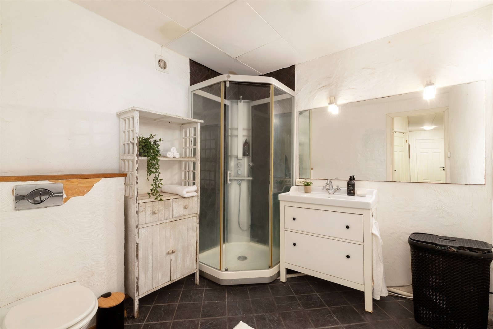 Bad/ wc med vegghengt toalett og dusjkabinett. Galleribilde