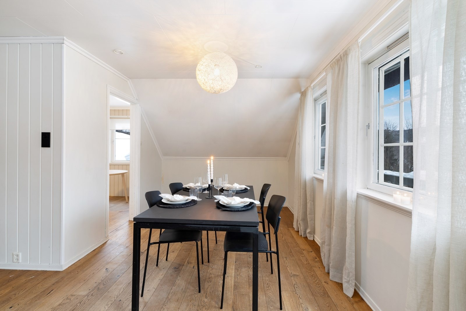 Spisebord like ved kjøkkenet. Galleribilde