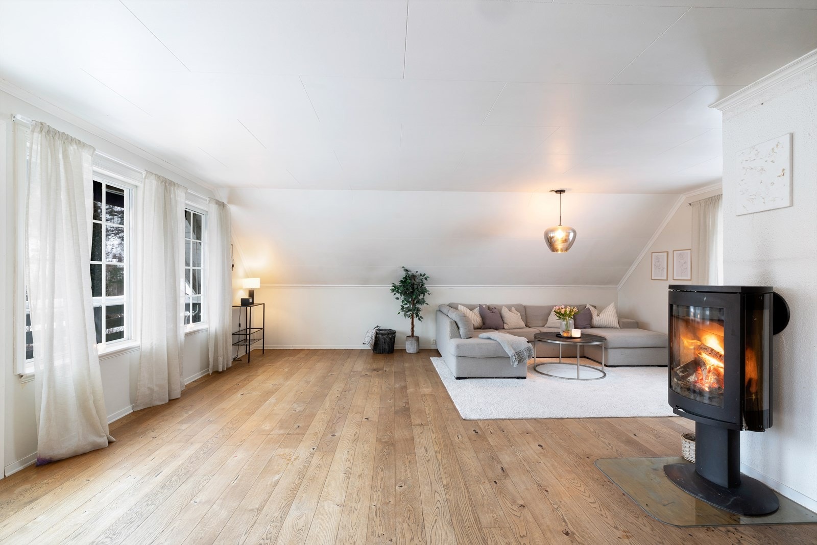 Stuen har god plass for sofagruppe og spisebord. Galleribilde