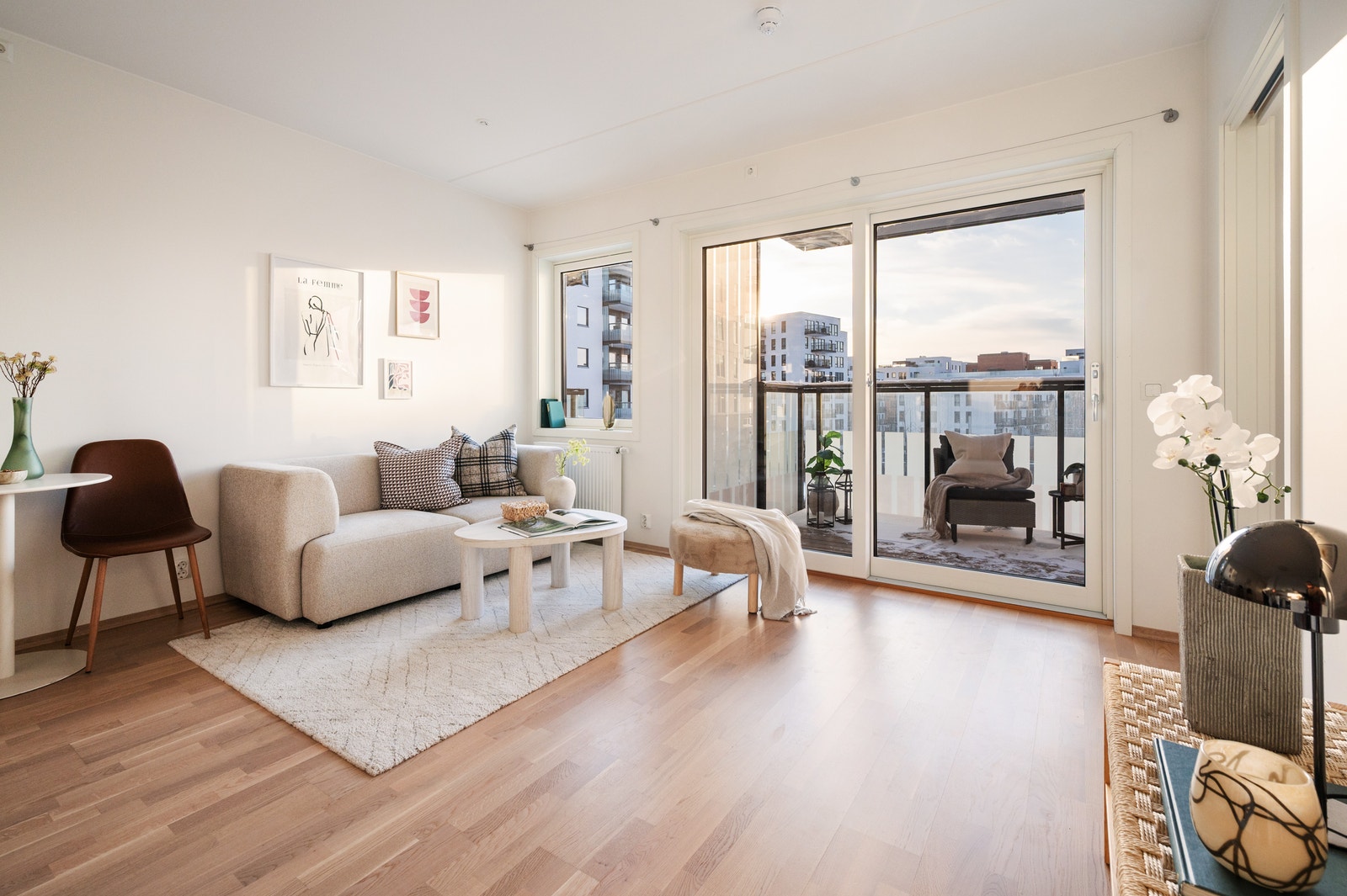 Lys og romslig stue med tilgang til balkong. Galleribilde