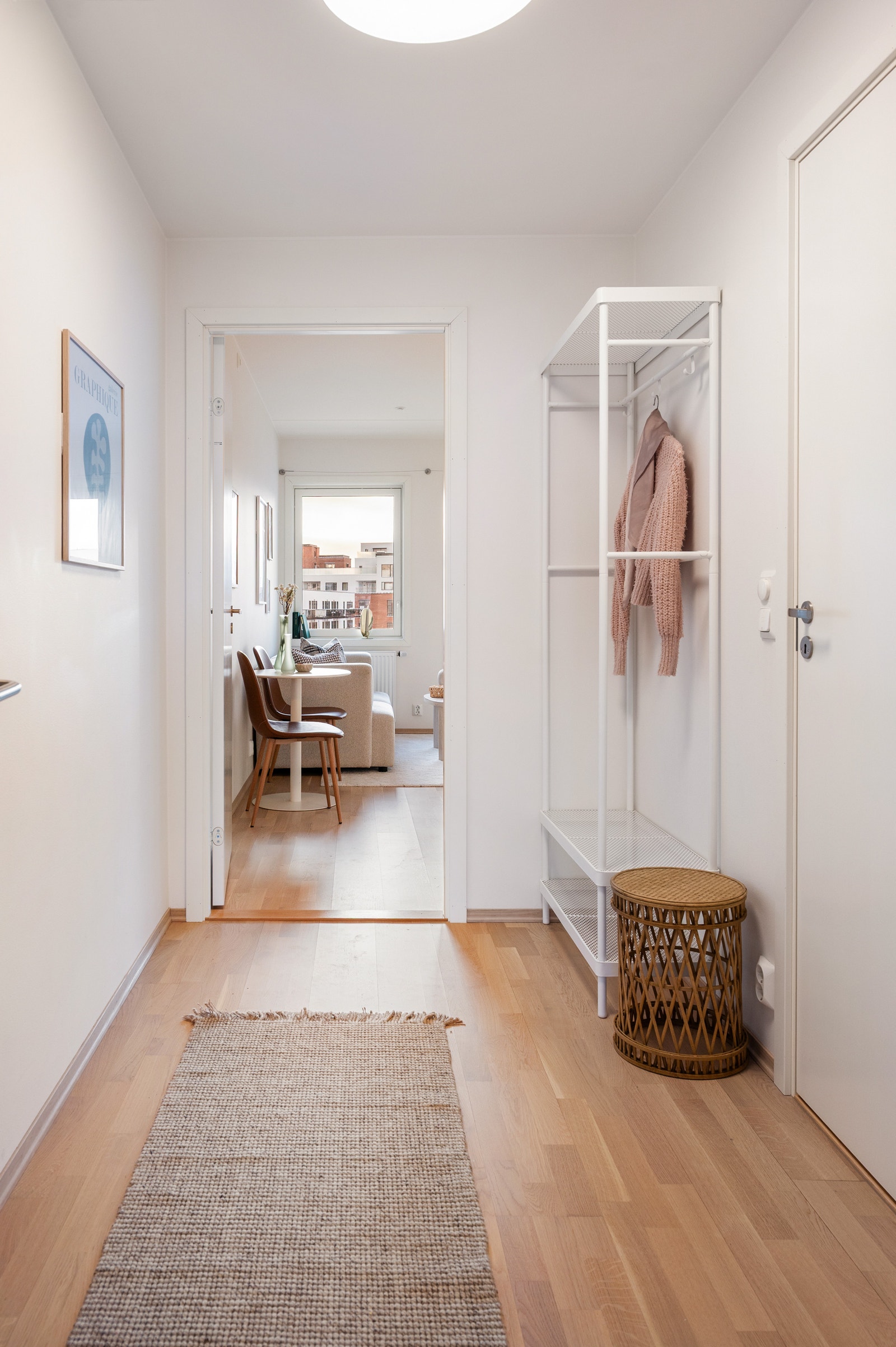 Romslig entré med plass til yttertly og sko. Galleribilde