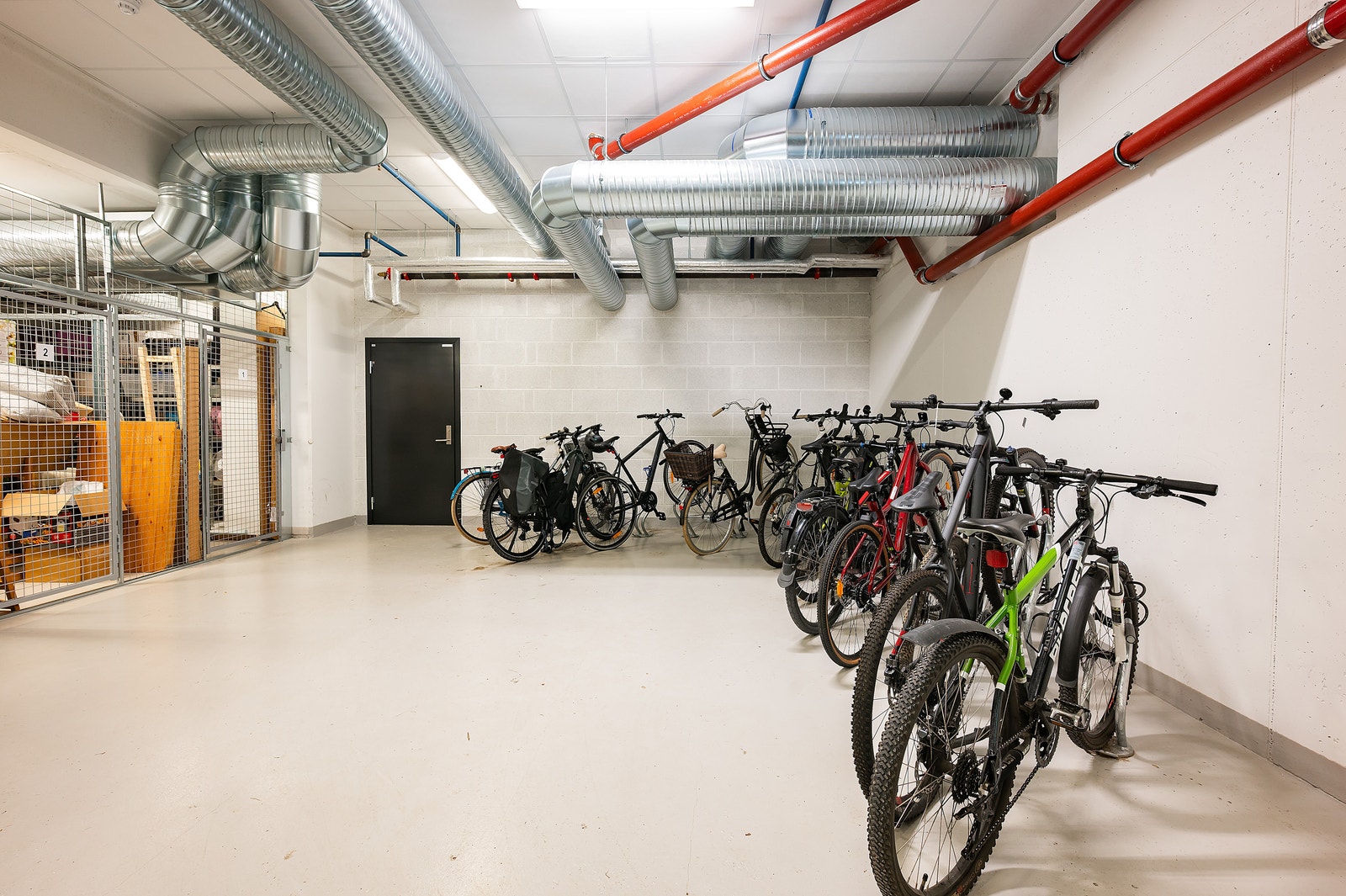 Sykkelparkering i kjeller. Galleribilde