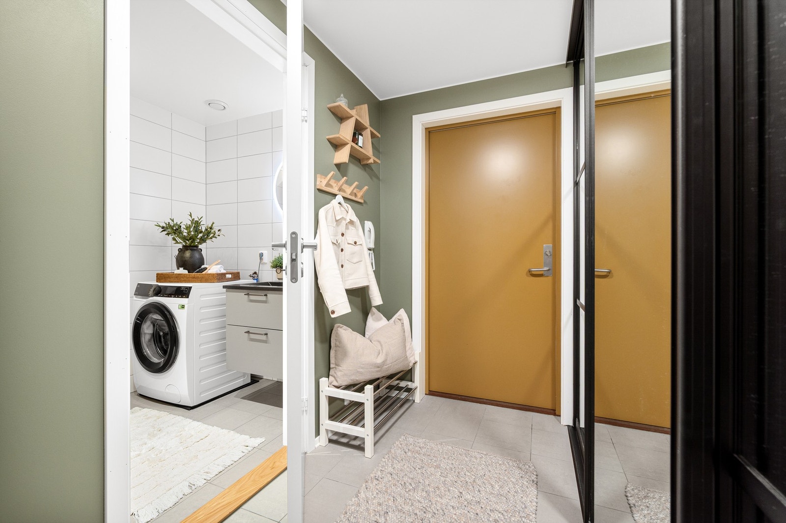 Innbydende entré med praktisk adkomst til bad og stue/kjøkken. Elektrisk gulvvarme i entré og på bad. Galleribilde