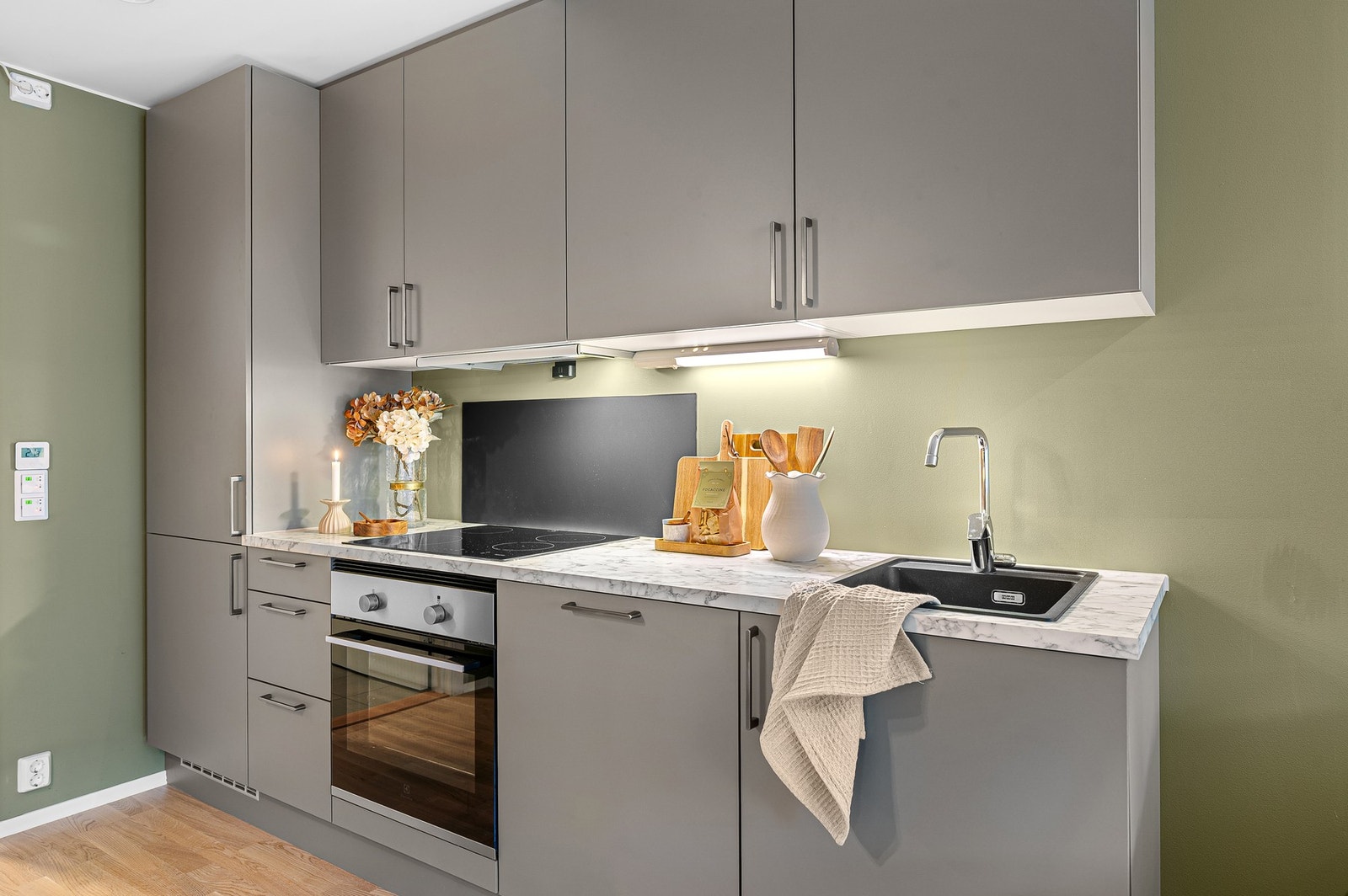 Av utstyr finnes bl.a integrert platetopp, stekeovn, kjøle/fryseskap og oppvaskmaskin. Galleribilde