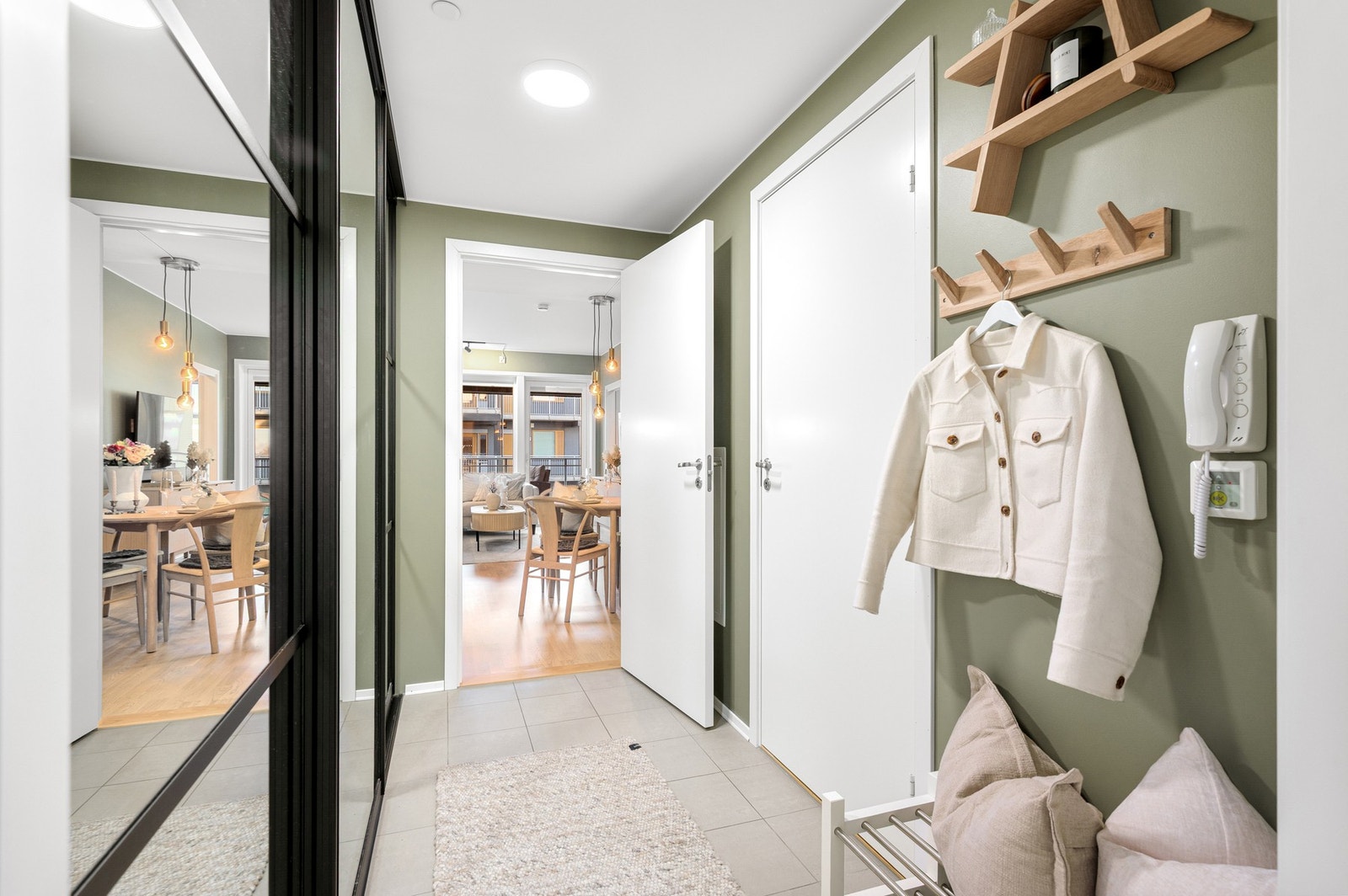 Romslig entré på 6,1m² med flislagt gulv med elektriske varmekabler. Galleribilde