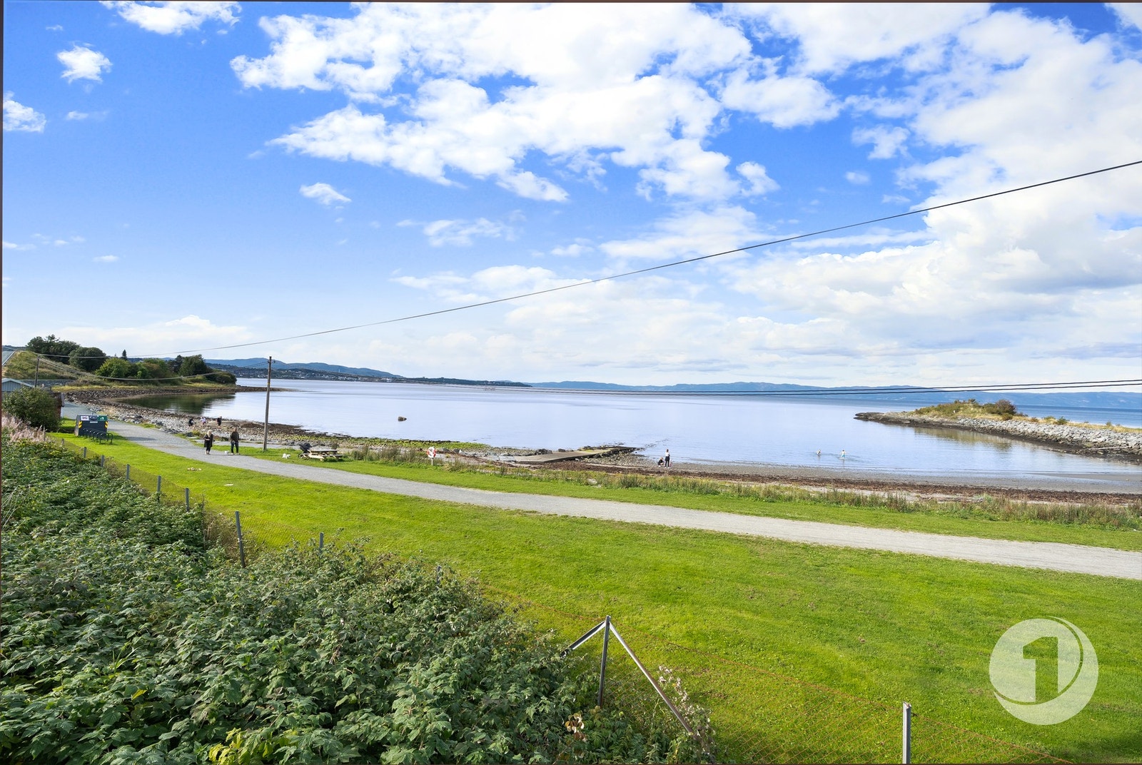 I sjøkanten finnes det flotte turområder som gir gode rekreasjonsmuligheter sommer som vinter. Galleribilde