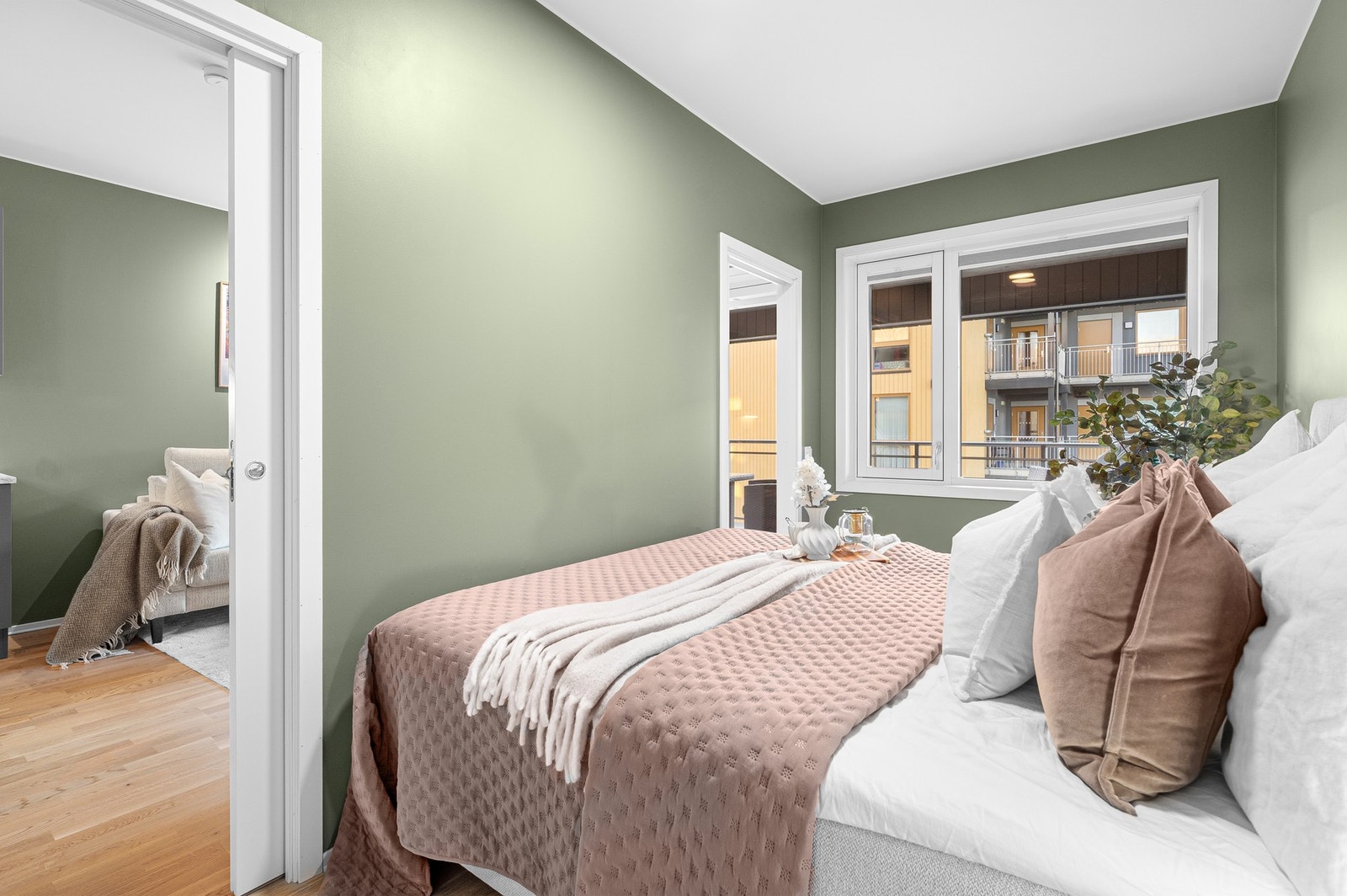 Her har man god plass til ønsket soveromsmøblement. Galleribilde