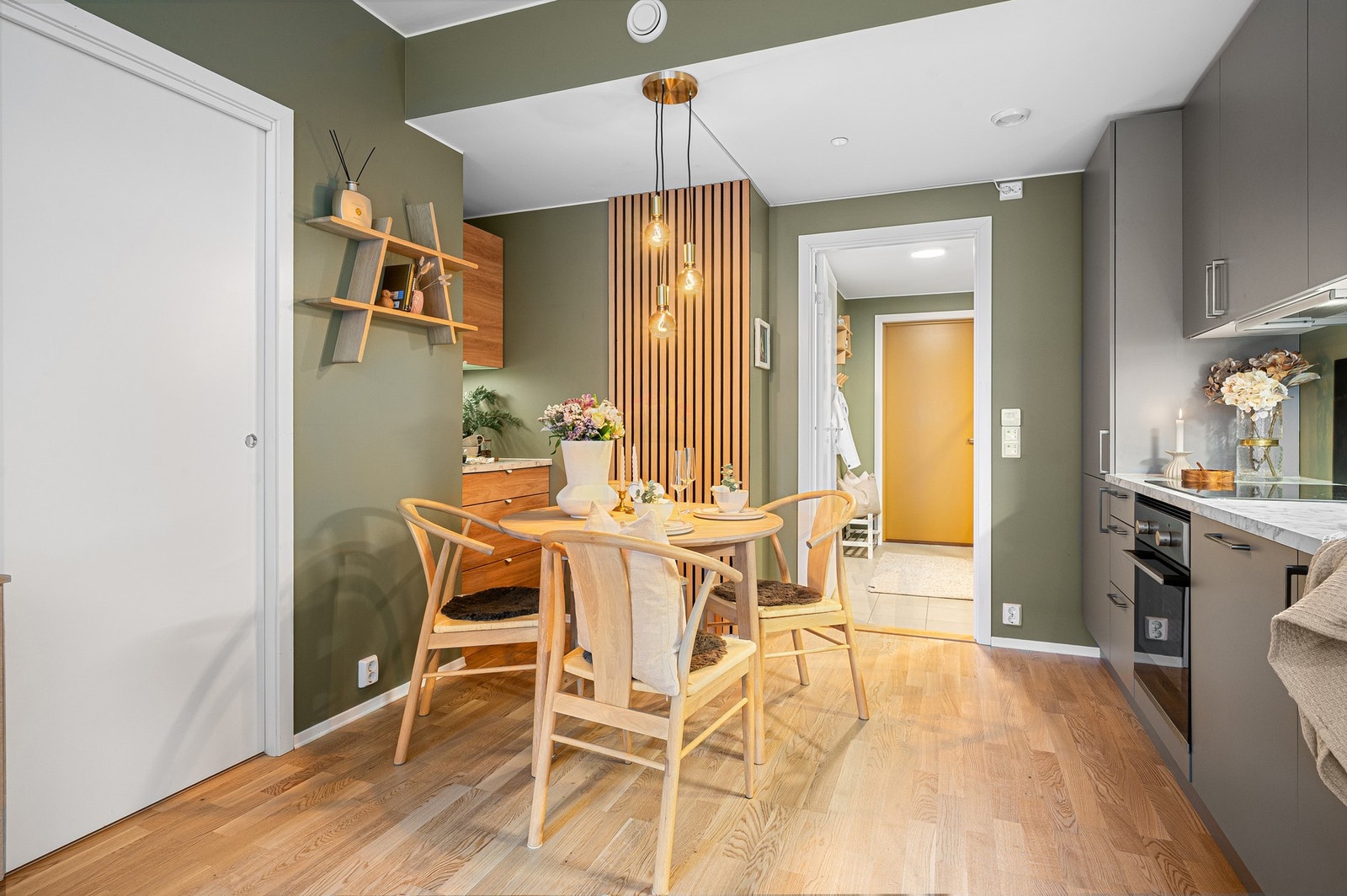 Spiseseksjonen finner sin naturlige plassering mellom stue og kjøkken. Galleribilde