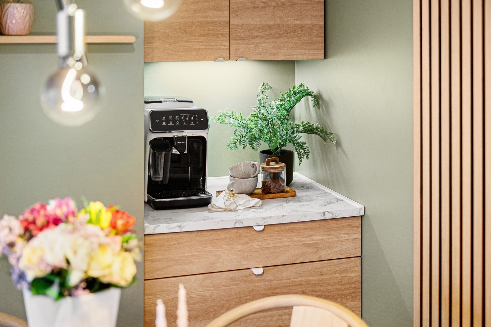 Praktisk og stilrent kjøkkenhjørne med god oppbevaring. Galleribilde