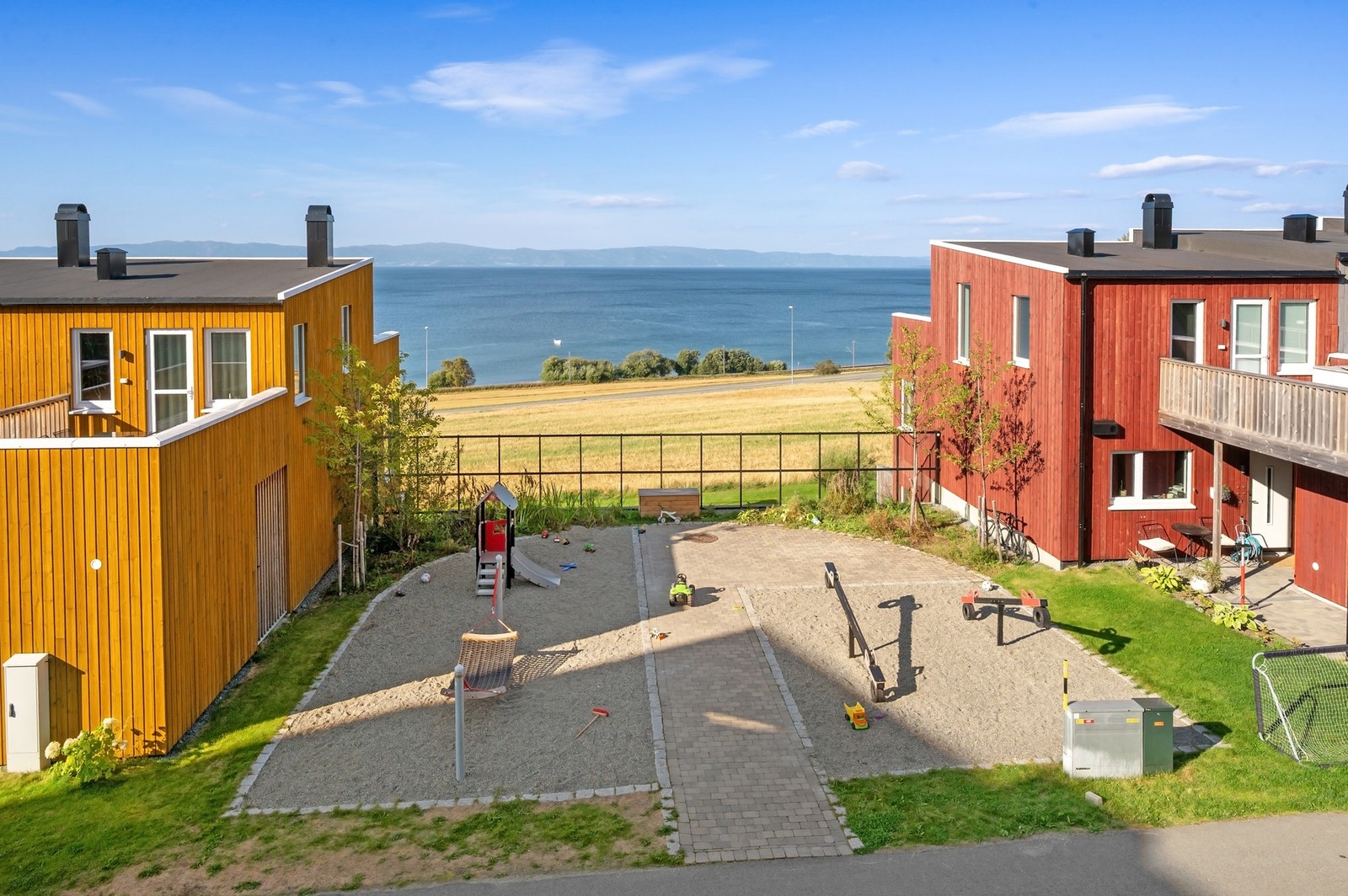 Boligene ligger herlig til, med fjorden og flere badeplasser i trygg gåavstand for både store og små. Galleribilde