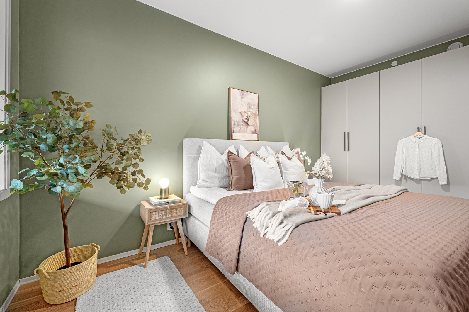 I tillegg er det god plass til kontorpult/hjemmekontor og garderobeløsning. Garderobeskap medfølger handelen. Galleribilde