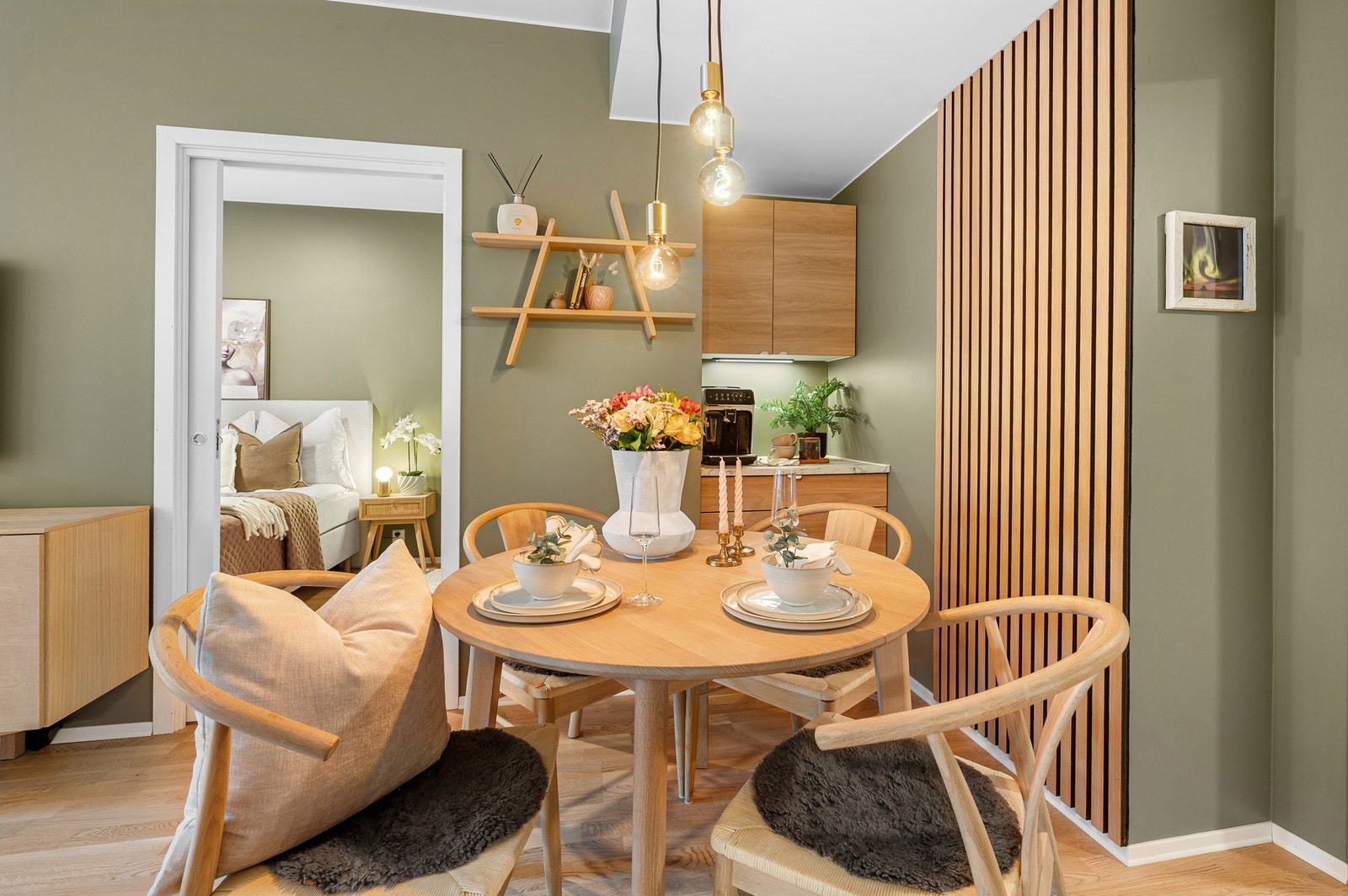 Boligen har vannbåren varme i gulv på stue/kjøkken. Galleribilde