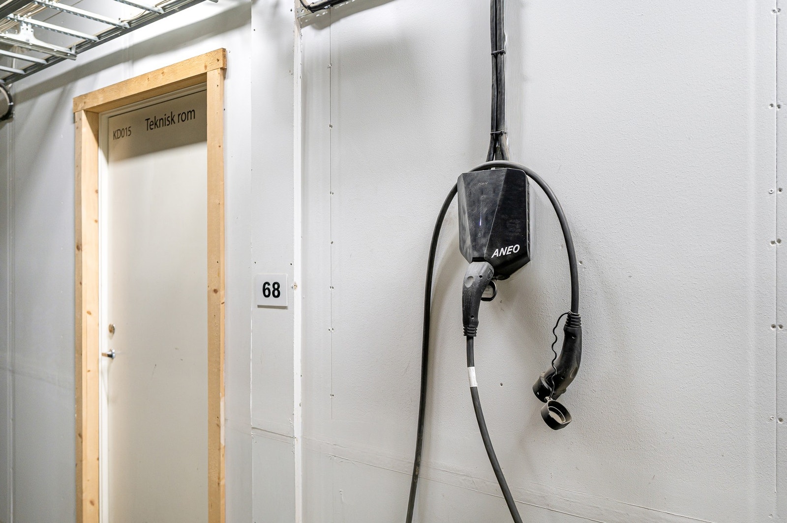 Det medfølger elbil-lader på parkeringsplassen. Galleribilde