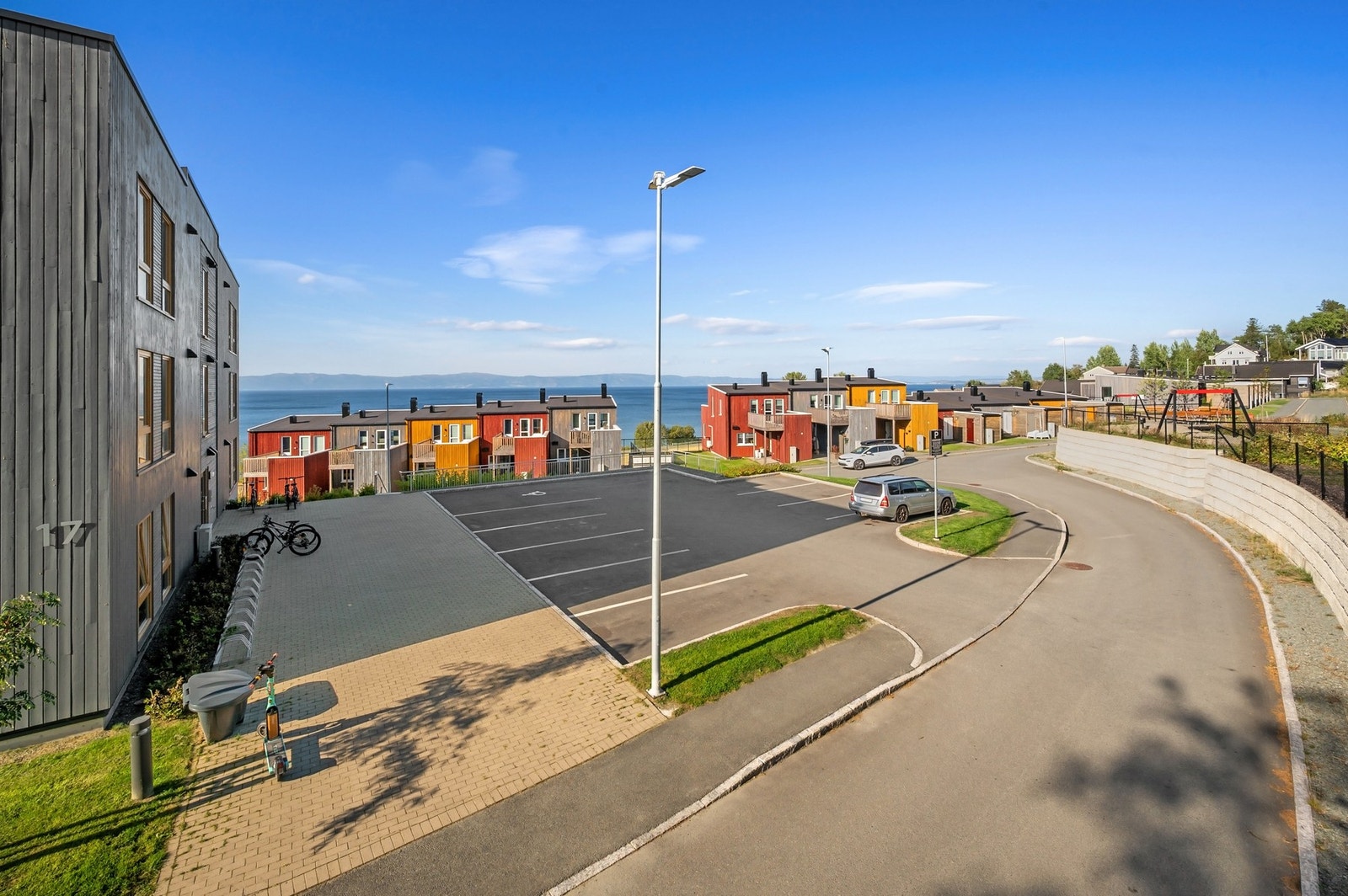 Nærområdet er et godt etablert, populært og familievennlig boligområde. Galleribilde