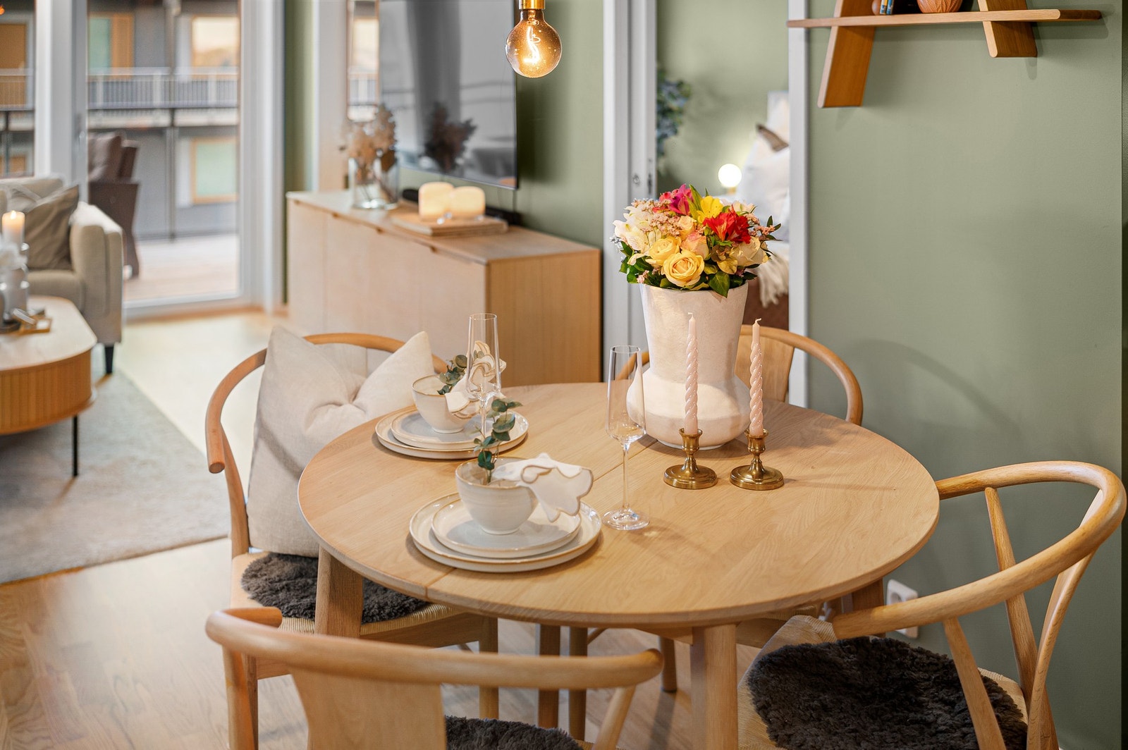 Innvendige overflater består av parkett og flis på gulv, malte flater på vegger og himlinger. Galleribilde