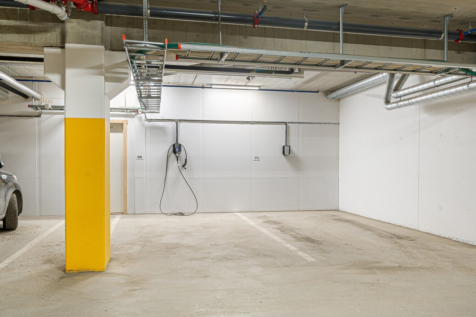 Bruksrett til 1 parkeringsplass i felles P-kjeller. Mulighet for leie av en ekstra utvendig parkeringsplass ved behov. Galleribilde