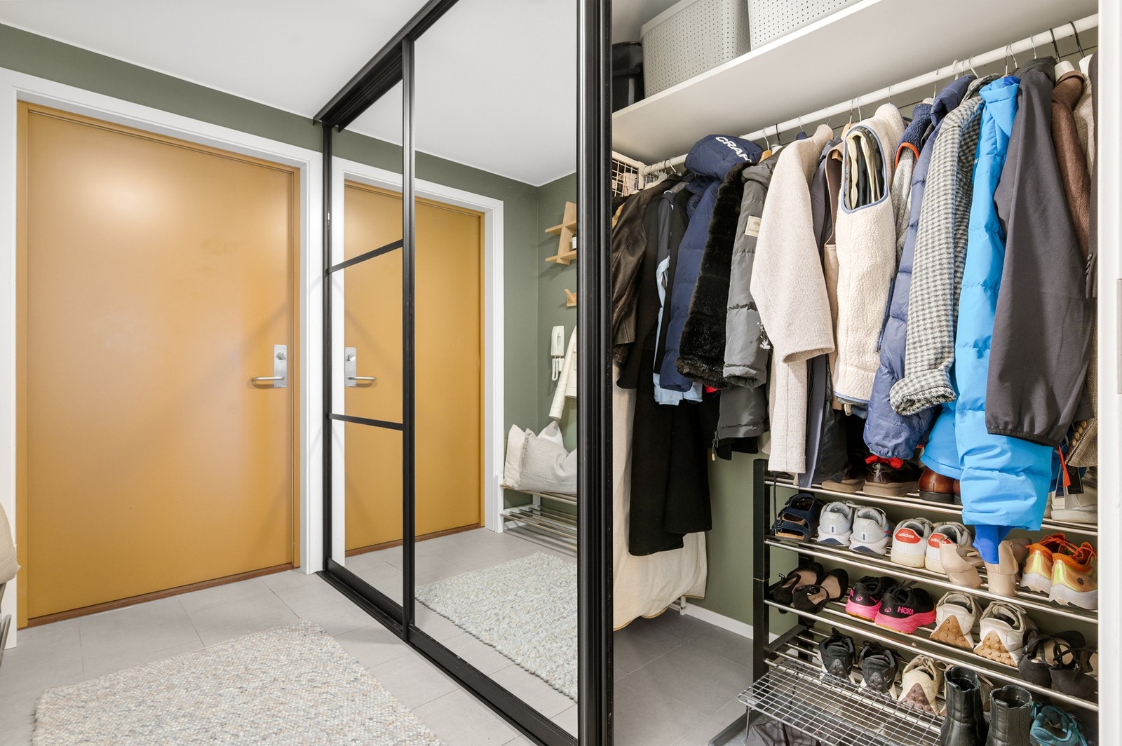 God plass til å henge fra seg klær og utsyr. Galleribilde