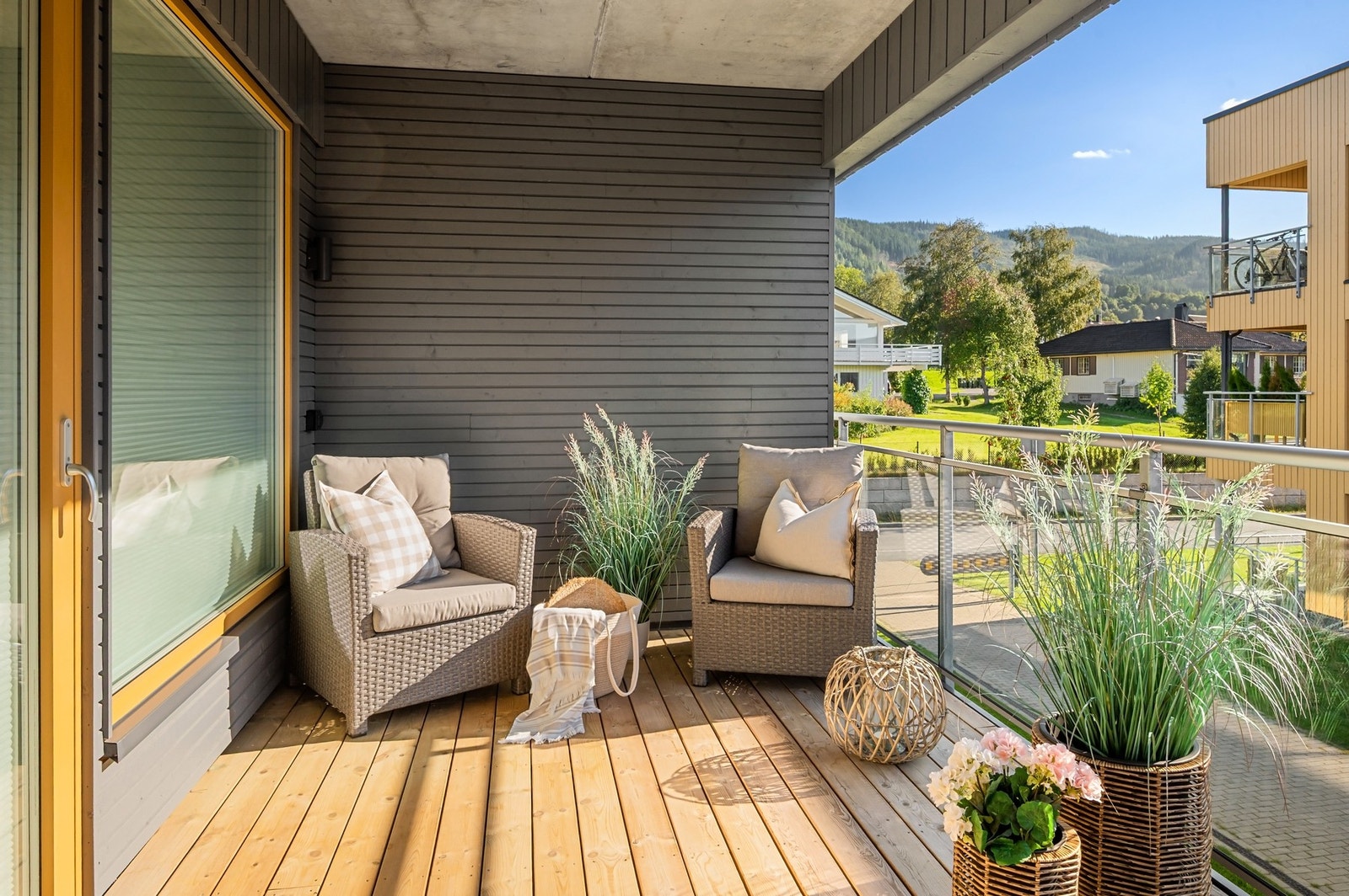 Her har man god plass til ønsket utemøblement. Galleribilde