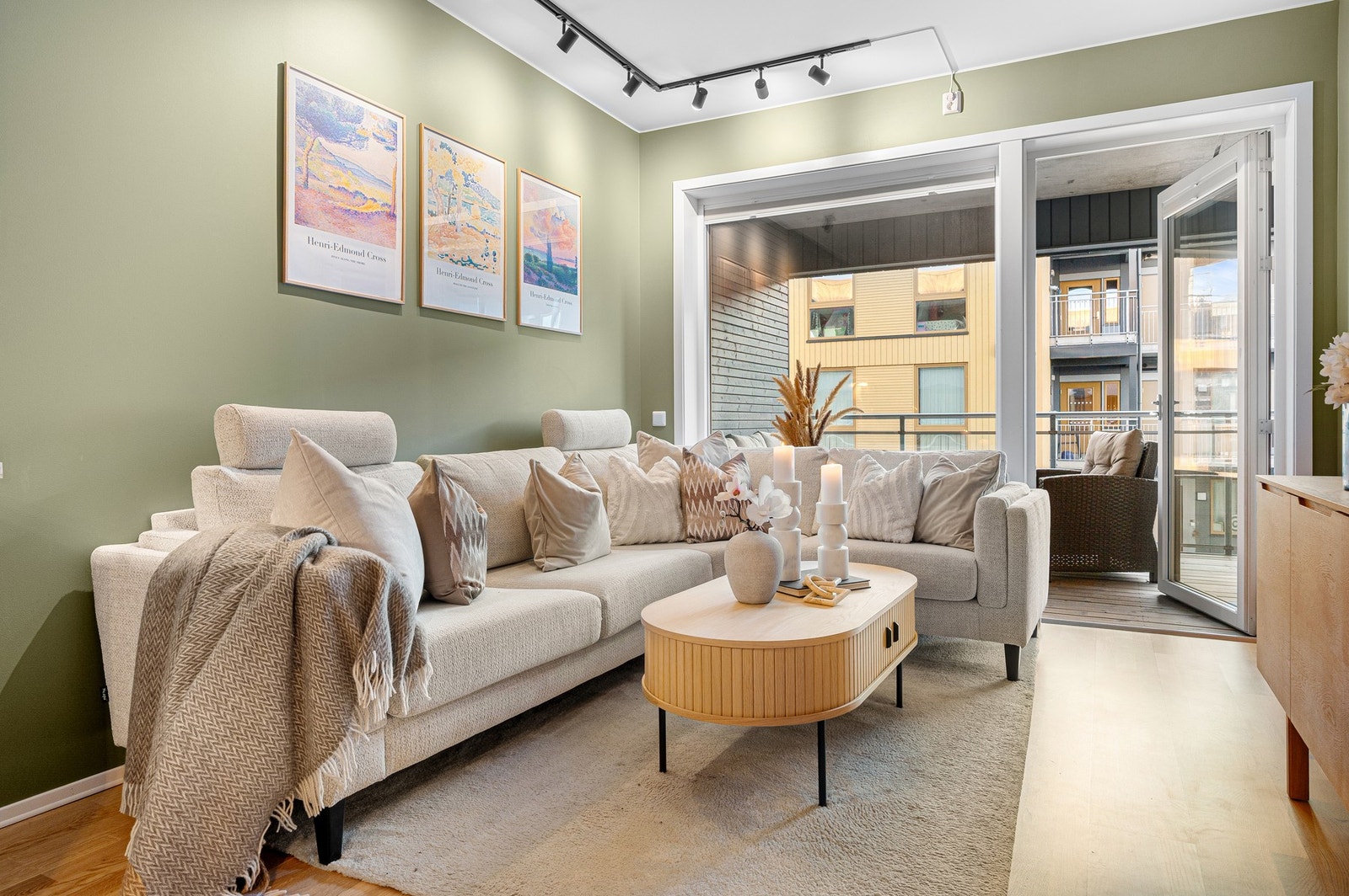 Meget velholdt og nyoppført leilighet fra 2023. Plisségardiner i stuen fra Kjells Markiser. Galleribilde