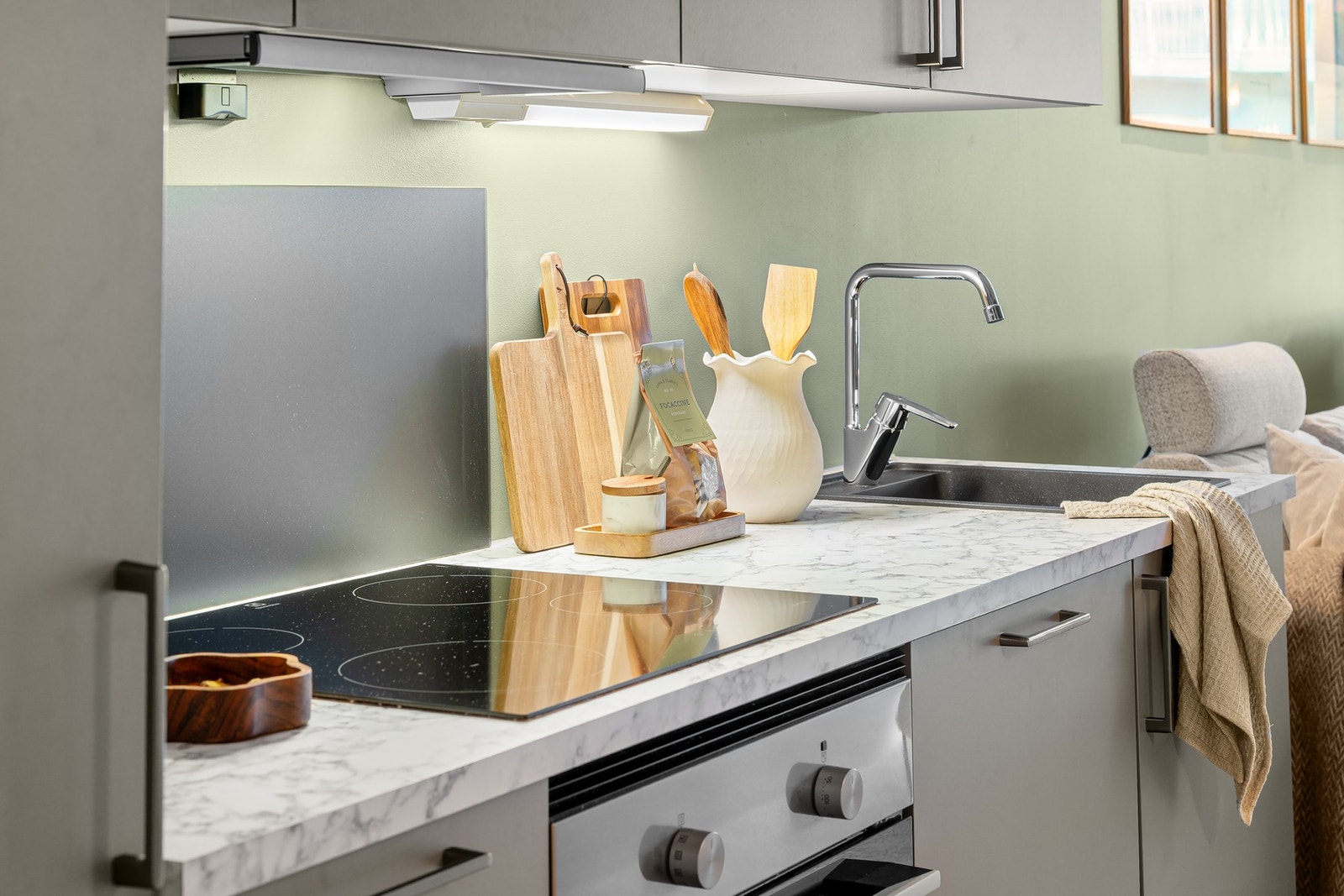 Kjøkkeninnredning med plane fronter og laminert benkeplate. Galleribilde