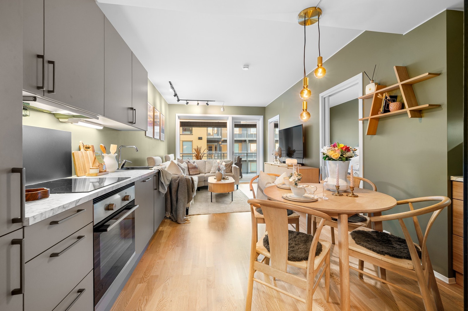 Store vindusflater som slipper inn rikelig med naturlig lys, noe som bidrar til en behagelig atmosfære. Galleribilde