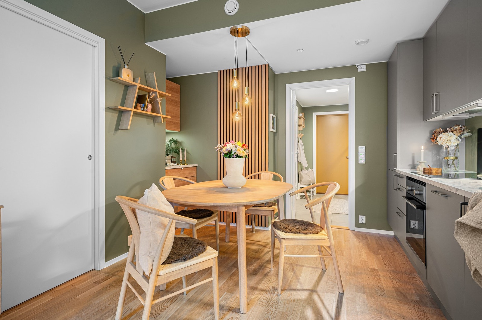 God plass til uttrekkbart spisebord med ileggsplate. Hit kan man invitere venner og familie på hyggelige sammenkomster. Galleribilde