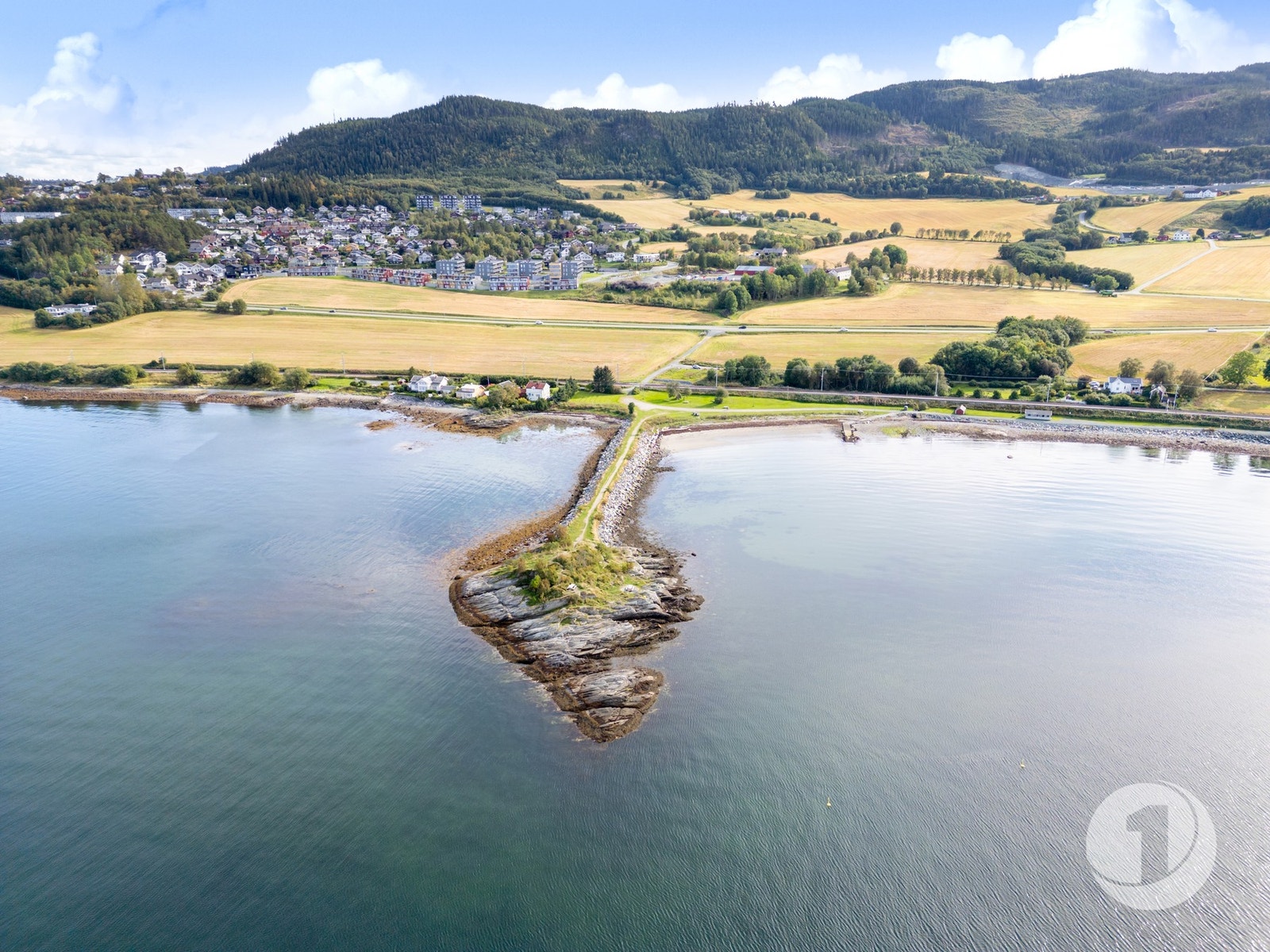 Det finnes herlige badeplasser i nærområdet, her illustrert ved Væresholmen. Galleribilde