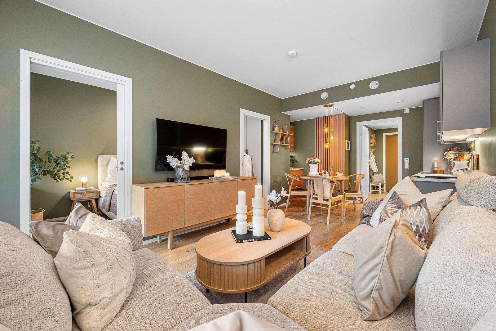 Leiligheten ligger i 2. etasje og fremstår som stilren, moderne og svært gjennomtenkt med en effektiv og god planløsning. Galleribilde