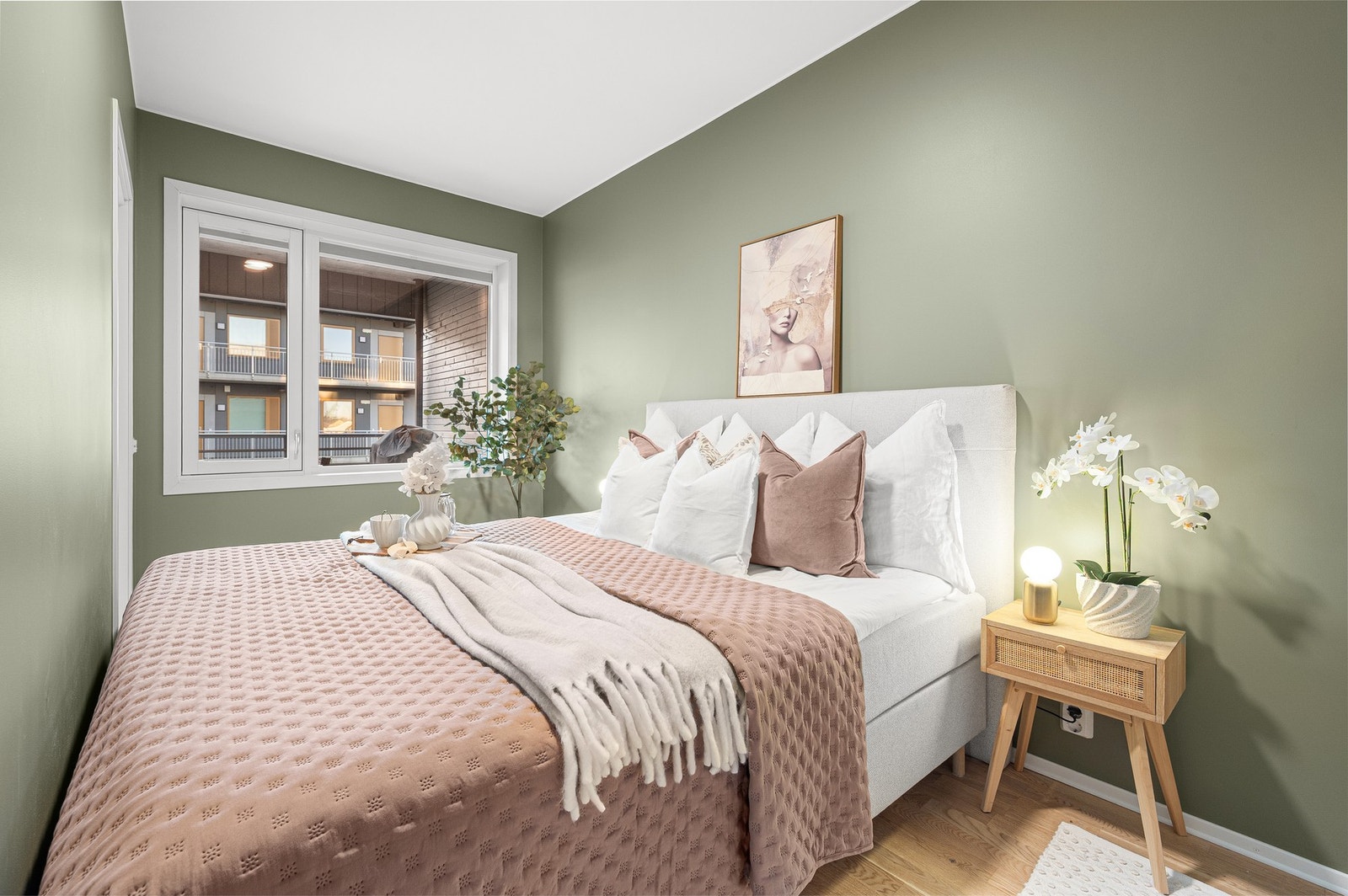 Romslig soverom på hele 10,6m² med lystette plisségardiner fra Kjells Markiser. Galleribilde