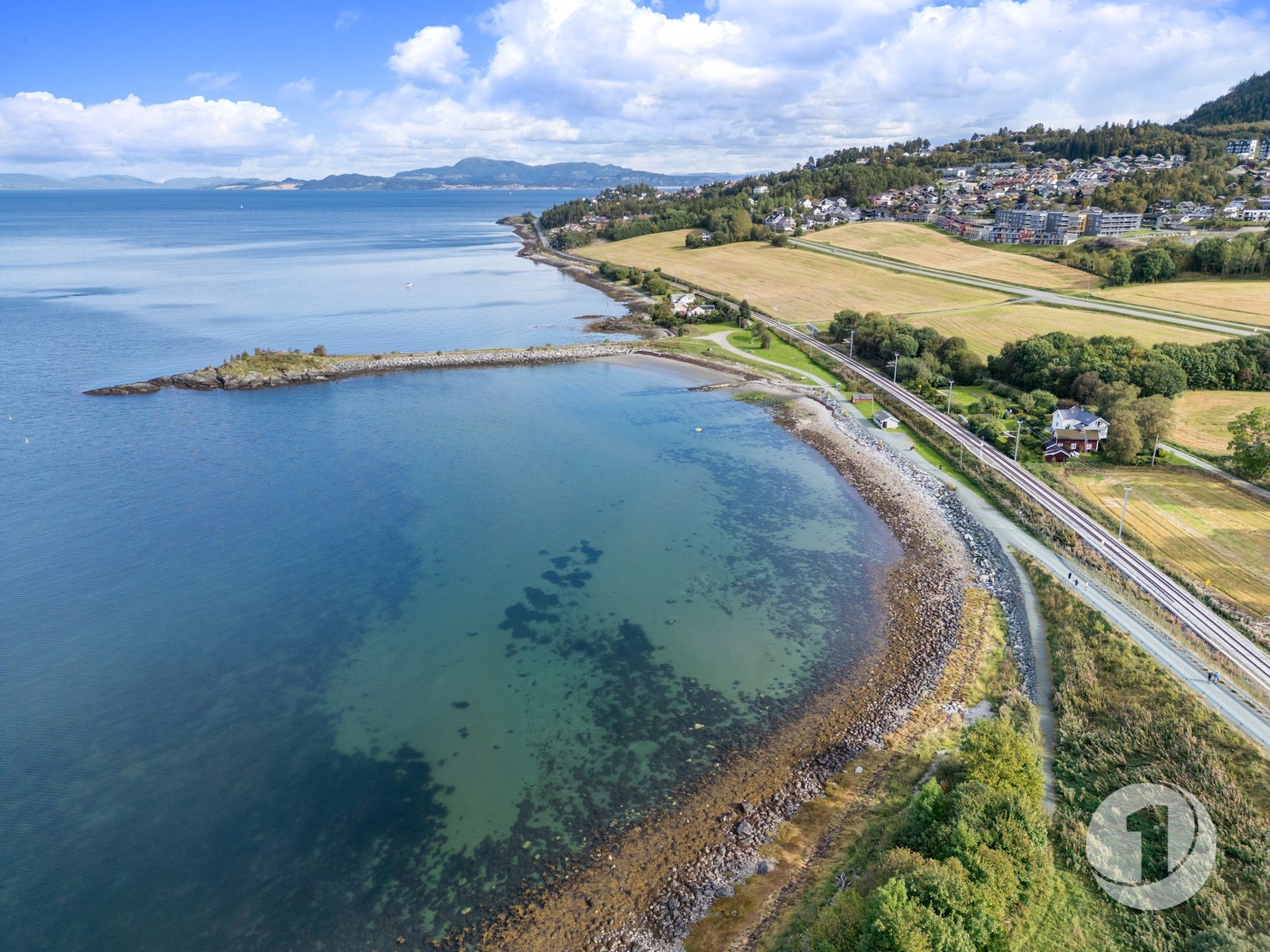 Det finnes herlige badeplasser i nærområdet, her illustrert ved Væresholmen. Galleribilde