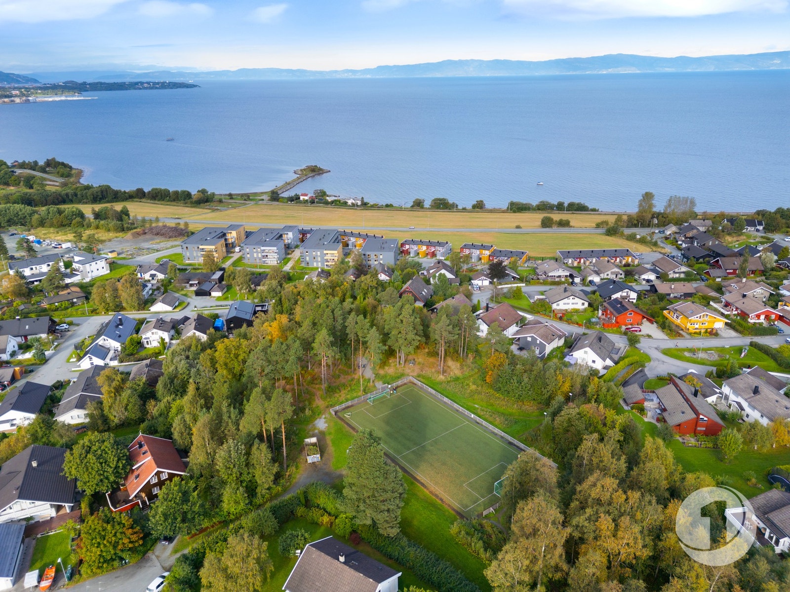 I kort gangavstand fra leiligheten har man også tilgang på en kunstgressbane for ballspill og aktiviteter. Galleribilde