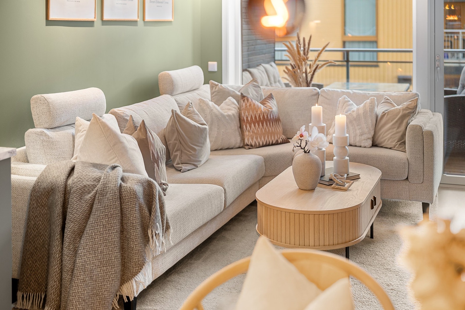 På stuen har man god plass til sittegruppe, stue- og TV-bord. Vannbåren gulvvarme på stue/kjøkken. Galleribilde