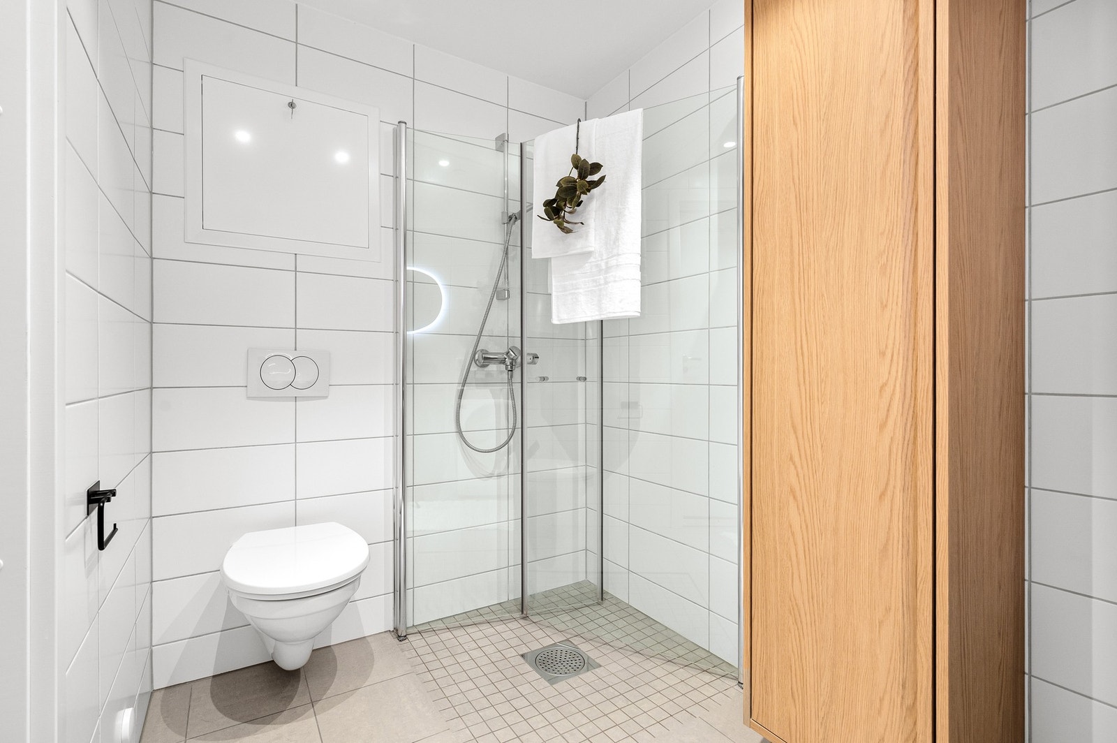 Her har man bl.a vegghengt WC, 2 stk dusjdører i glass, servant på underskap, speil og veggskap. Galleribilde