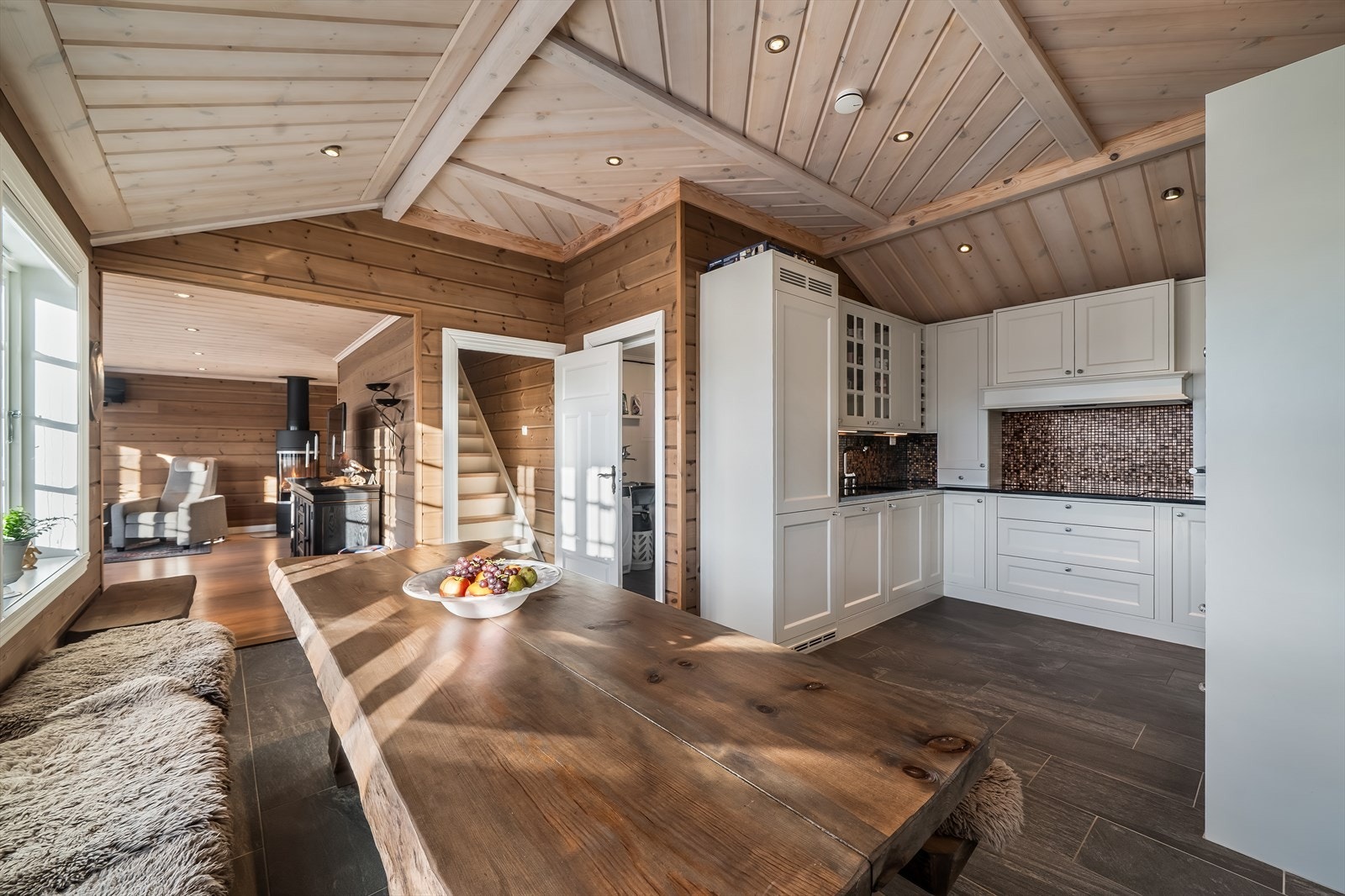 Kjøkken og spisestue med fliser på gulv med varmekabler Galleribilde