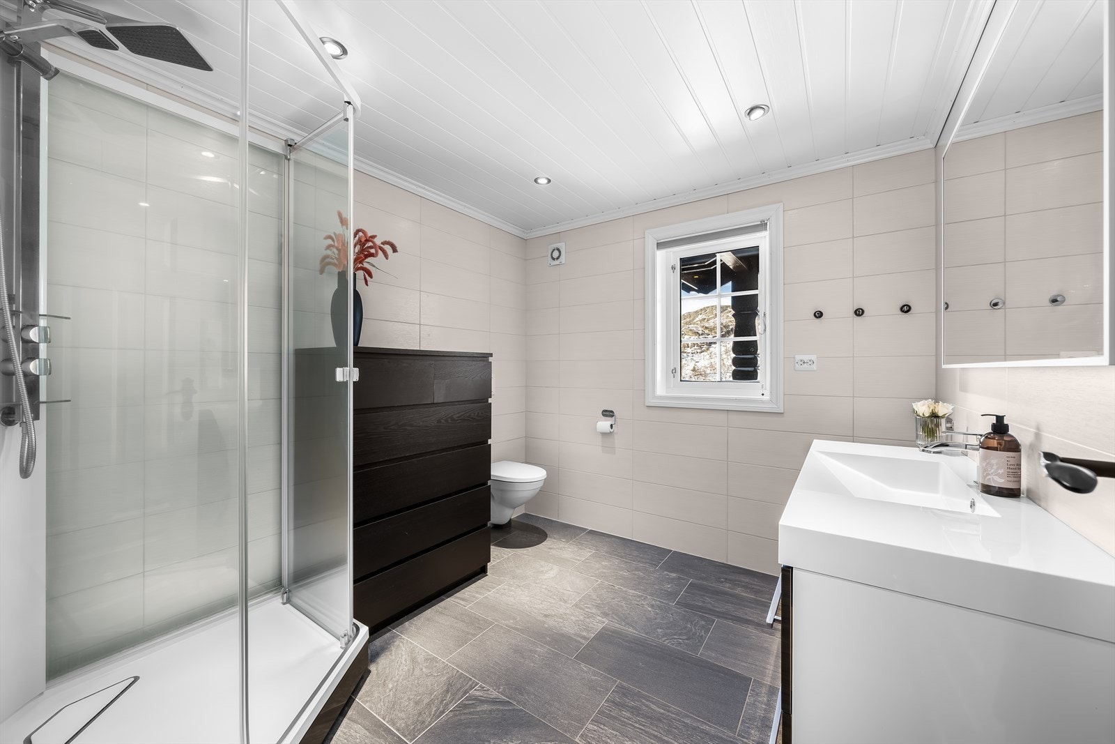 Delikat, lyst bad. Galleribilde