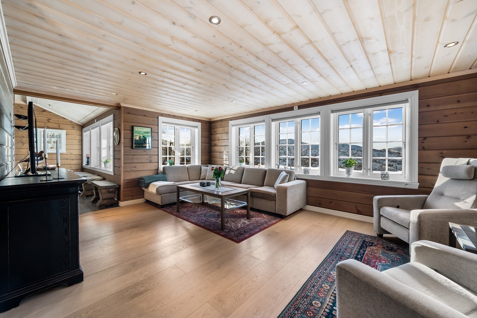 Romslig stue med spotter i tak Galleribilde