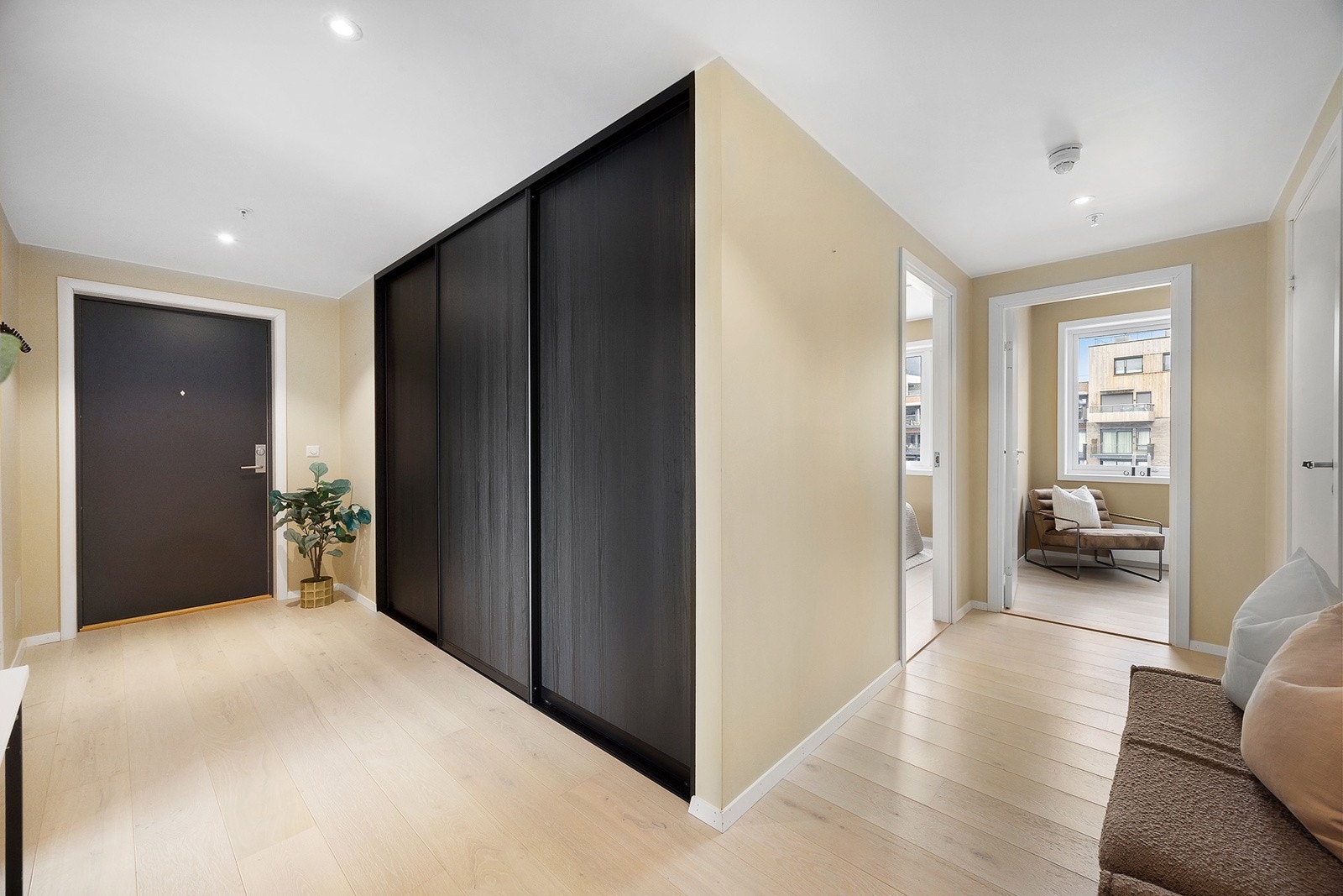 Tilknyttet entréen er det garderobeskap til ytterklær og sko, eller annen oppbevaring. Galleribilde